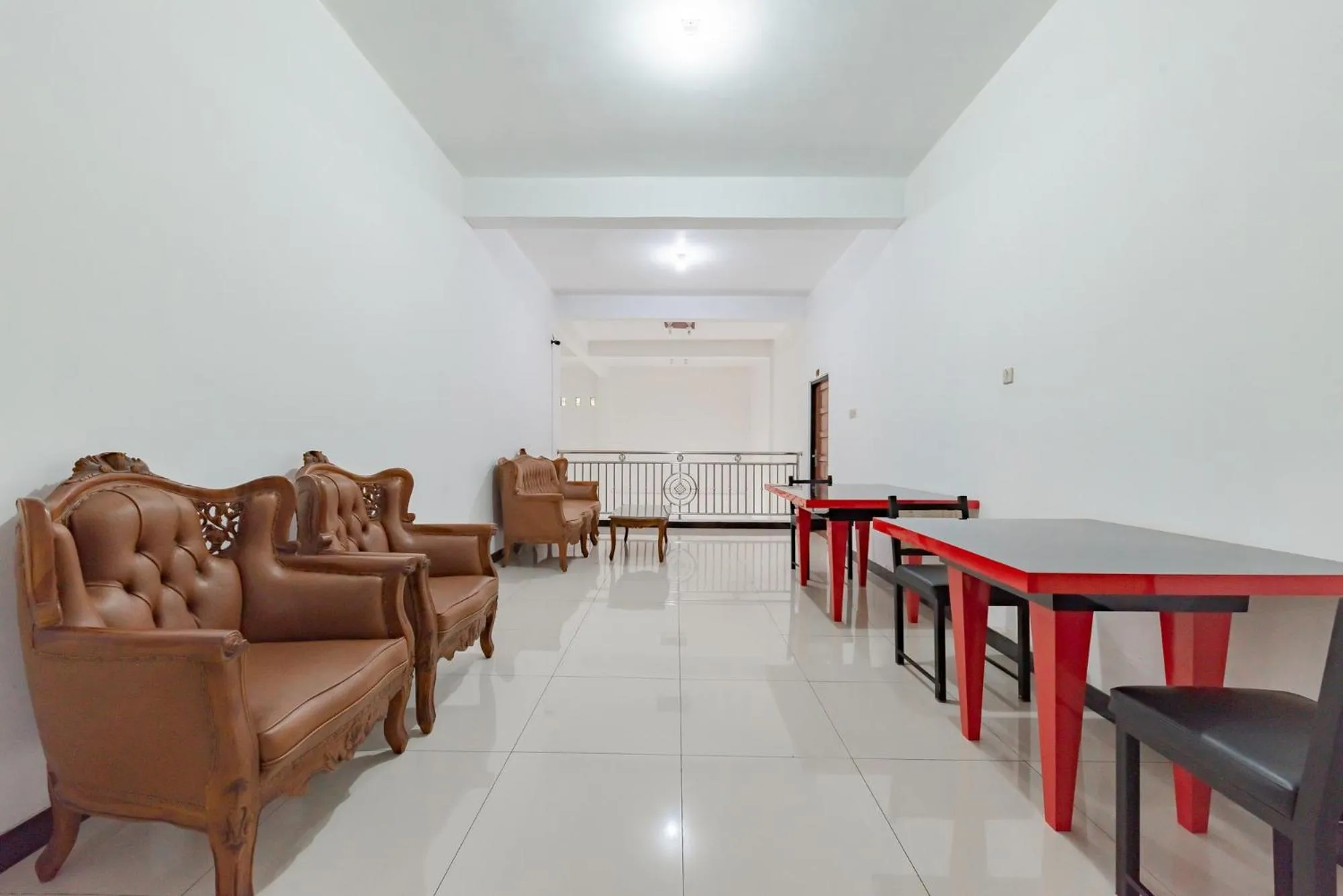 Seating area in Urbanview Hotel Syariah 99 Banjarbaru by RedDoorz