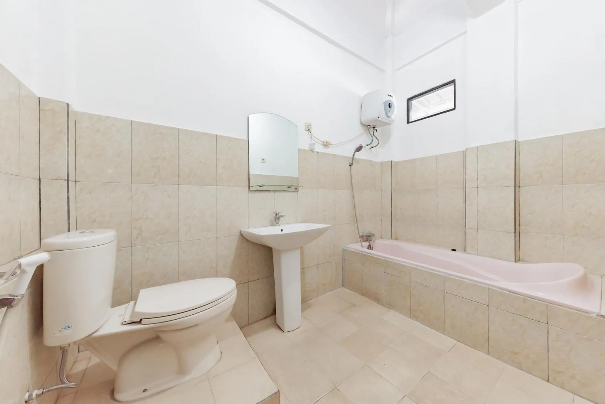 Shower in Urbanview Hotel Syariah 99 Banjarbaru by RedDoorz