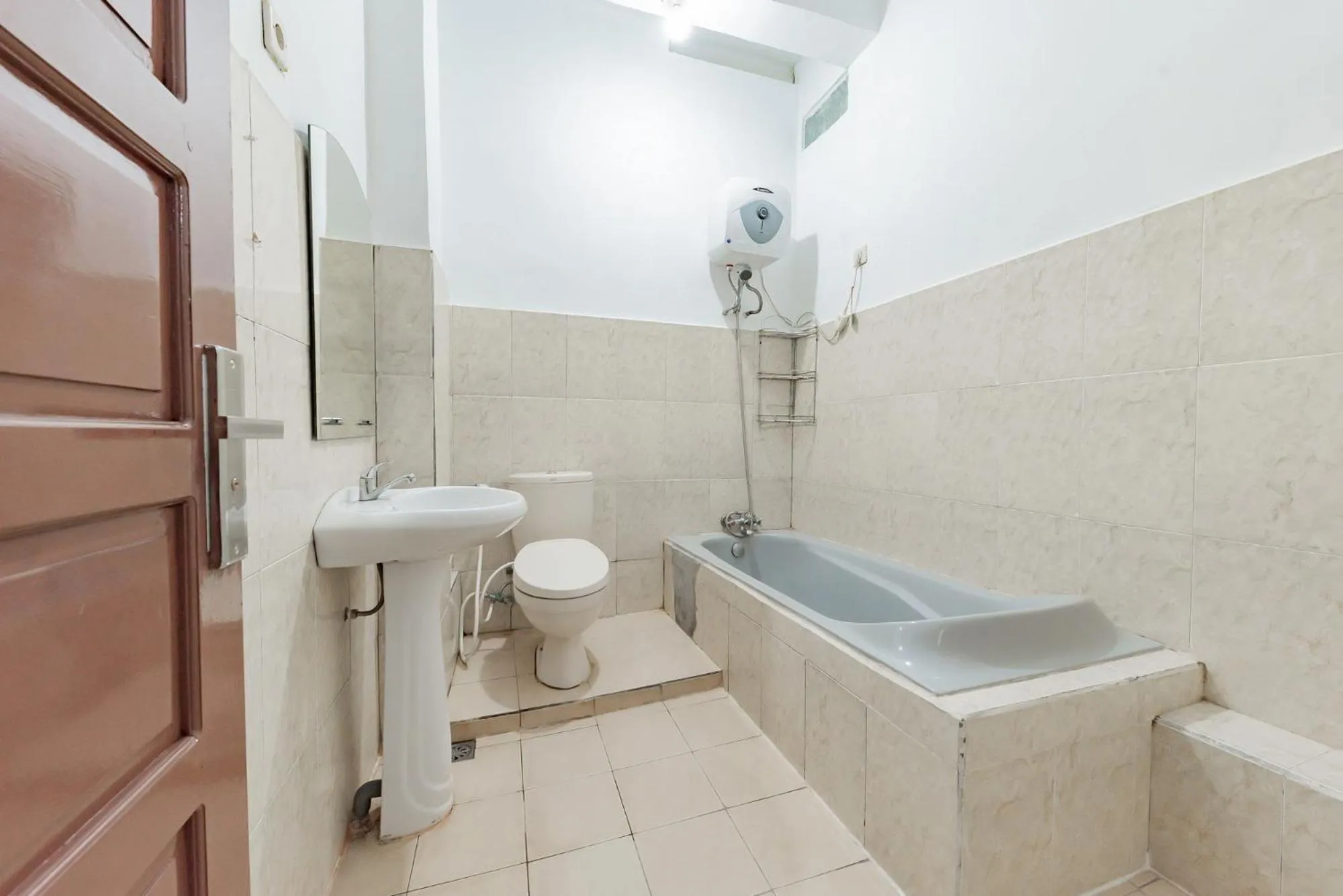 Shower in Urbanview Hotel Syariah 99 Banjarbaru by RedDoorz