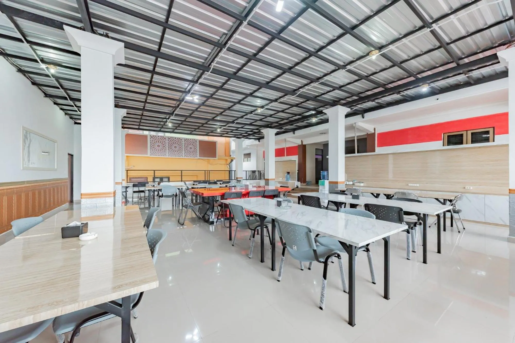 Restaurant/places to eat in Urbanview Hotel Syariah 99 Banjarbaru by RedDoorz