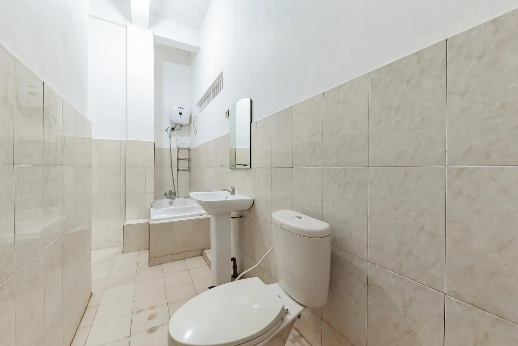 Toilet in Urbanview Hotel Syariah 99 Banjarbaru by RedDoorz