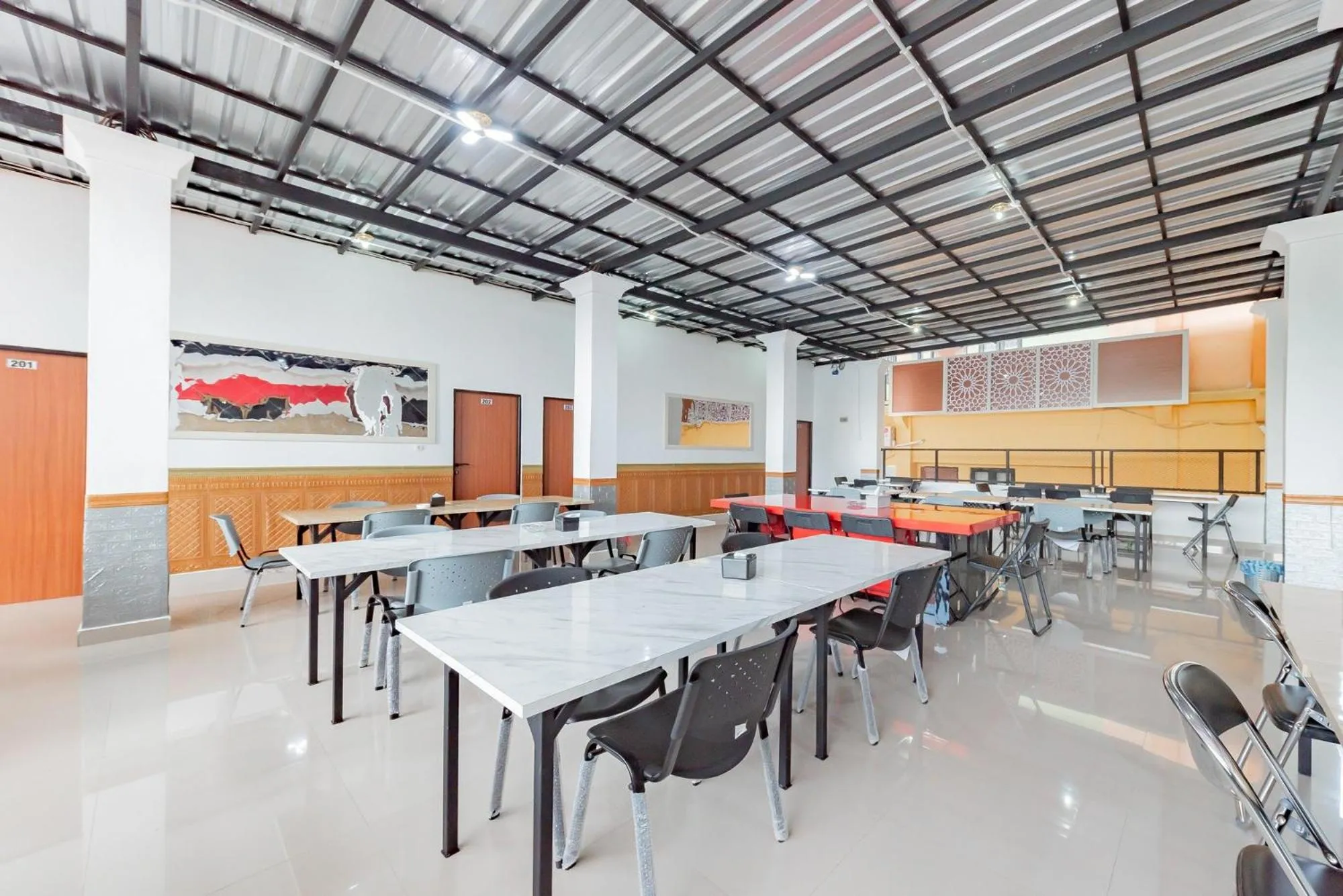 Restaurant/places to eat in Urbanview Hotel Syariah 99 Banjarbaru by RedDoorz