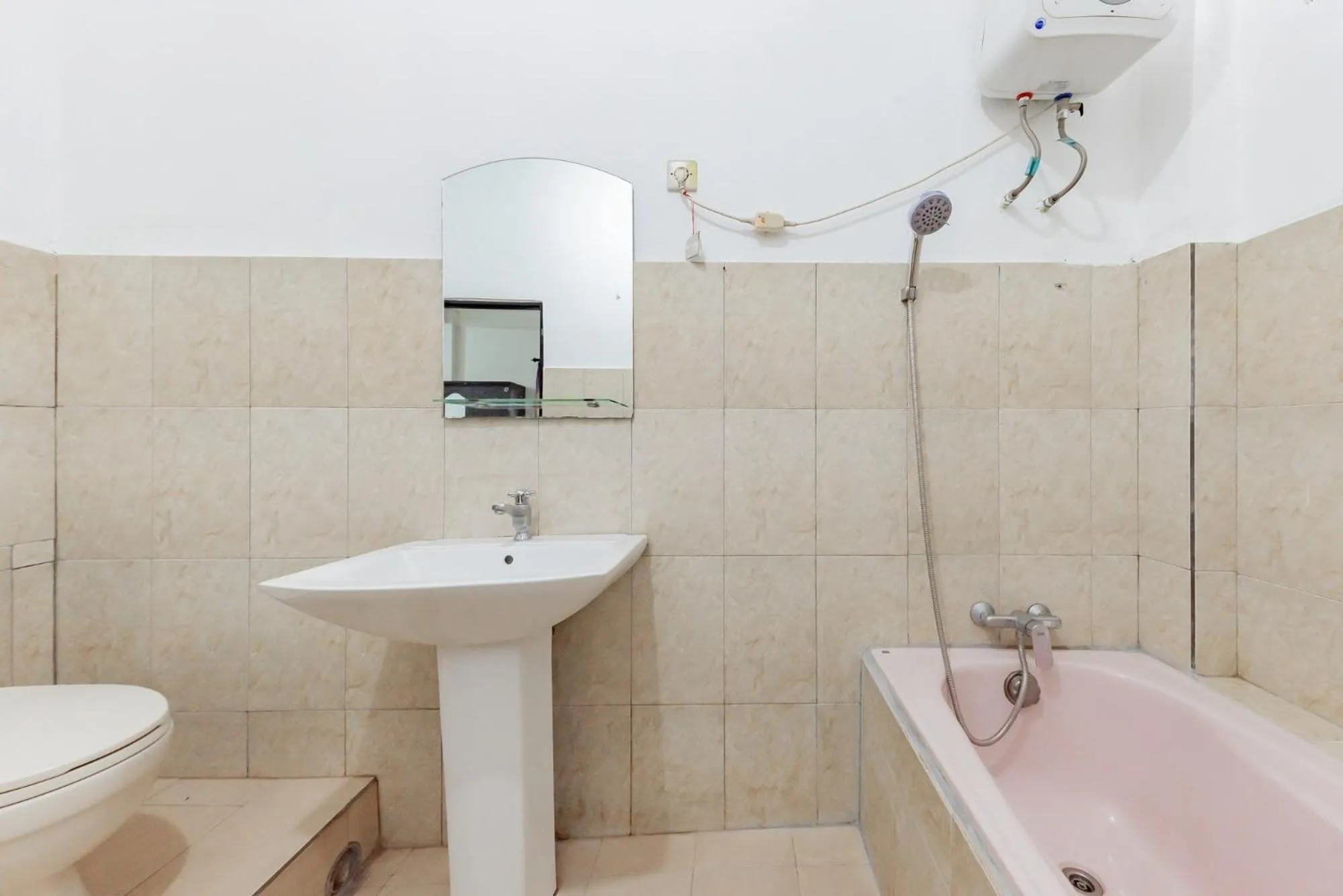 Shower in Urbanview Hotel Syariah 99 Banjarbaru by RedDoorz