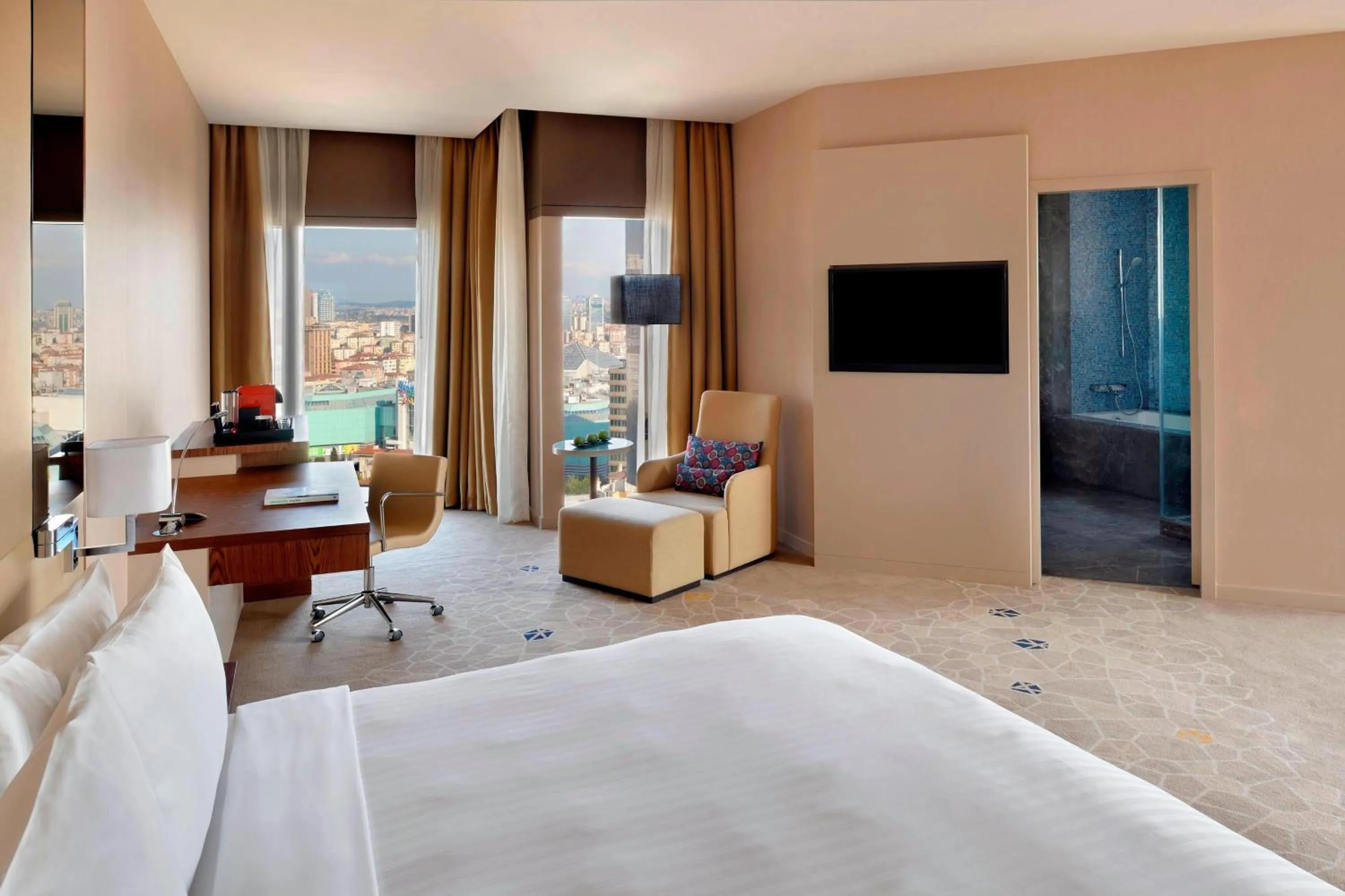 Bedroom, Bed in Istanbul Marriott Hotel Sisli