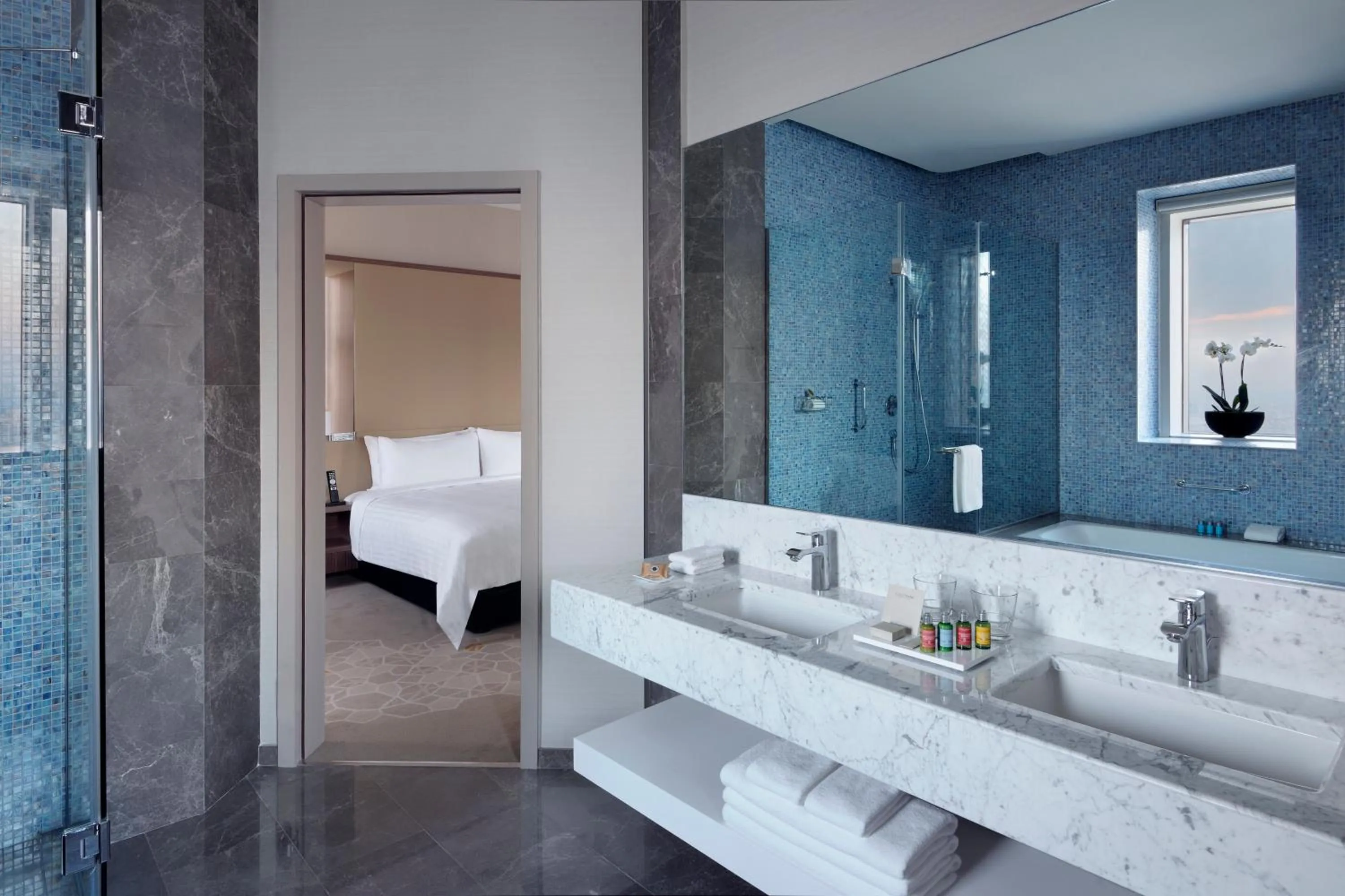 Bathroom, Bed in Istanbul Marriott Hotel Sisli