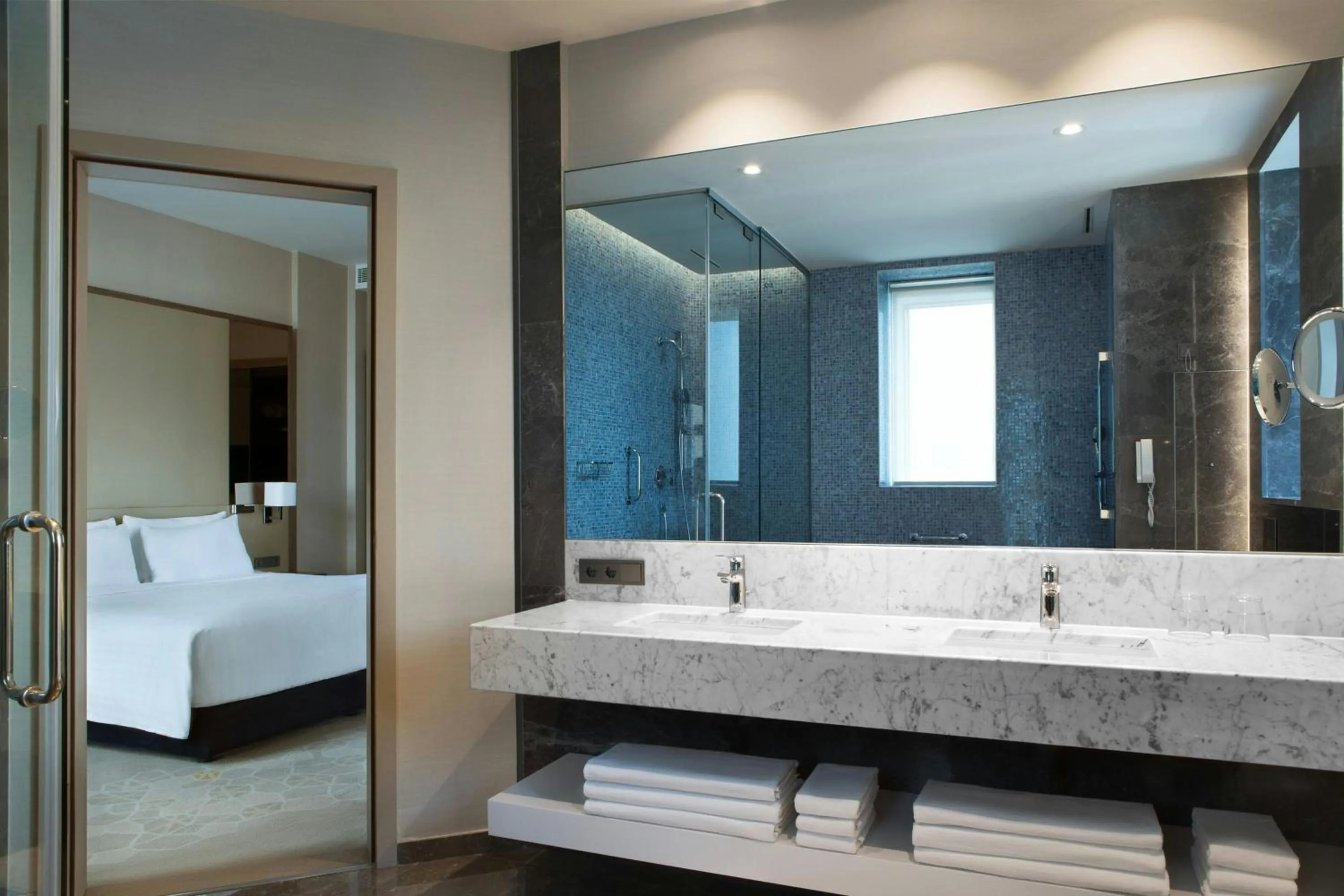 Bathroom, Bed in Istanbul Marriott Hotel Sisli