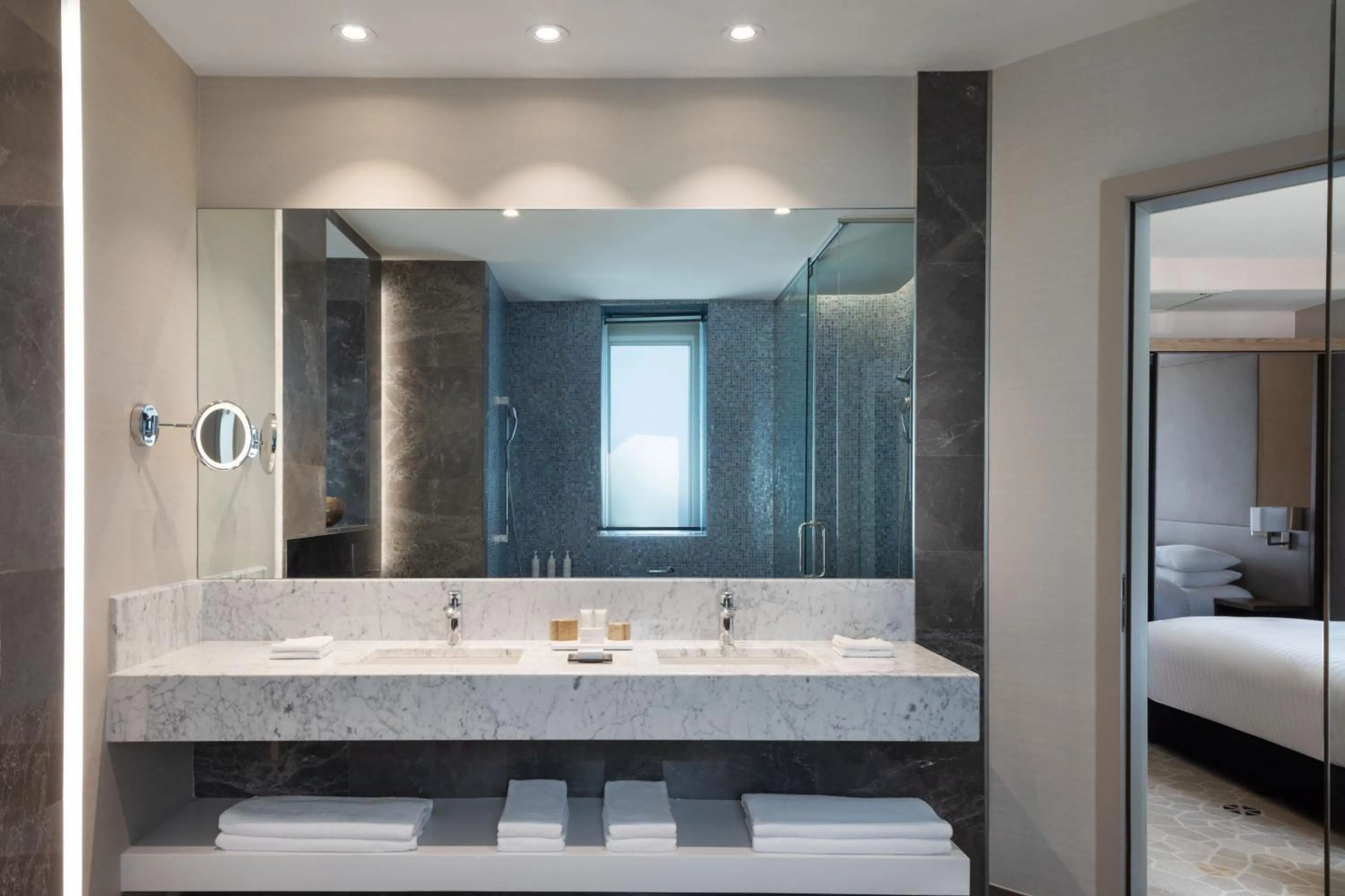 Bathroom, Bed in Istanbul Marriott Hotel Sisli