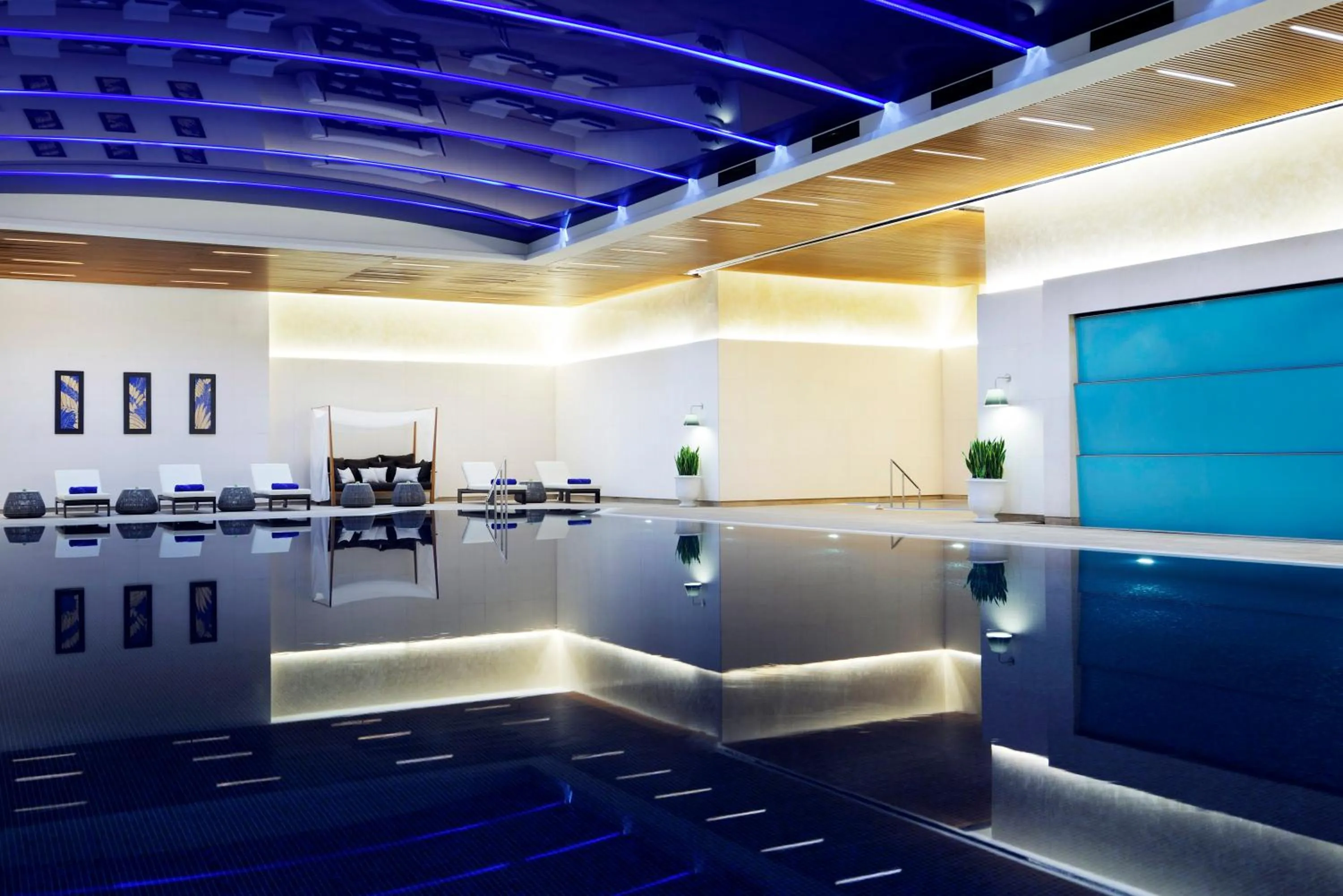 Swimming pool in Istanbul Marriott Hotel Sisli