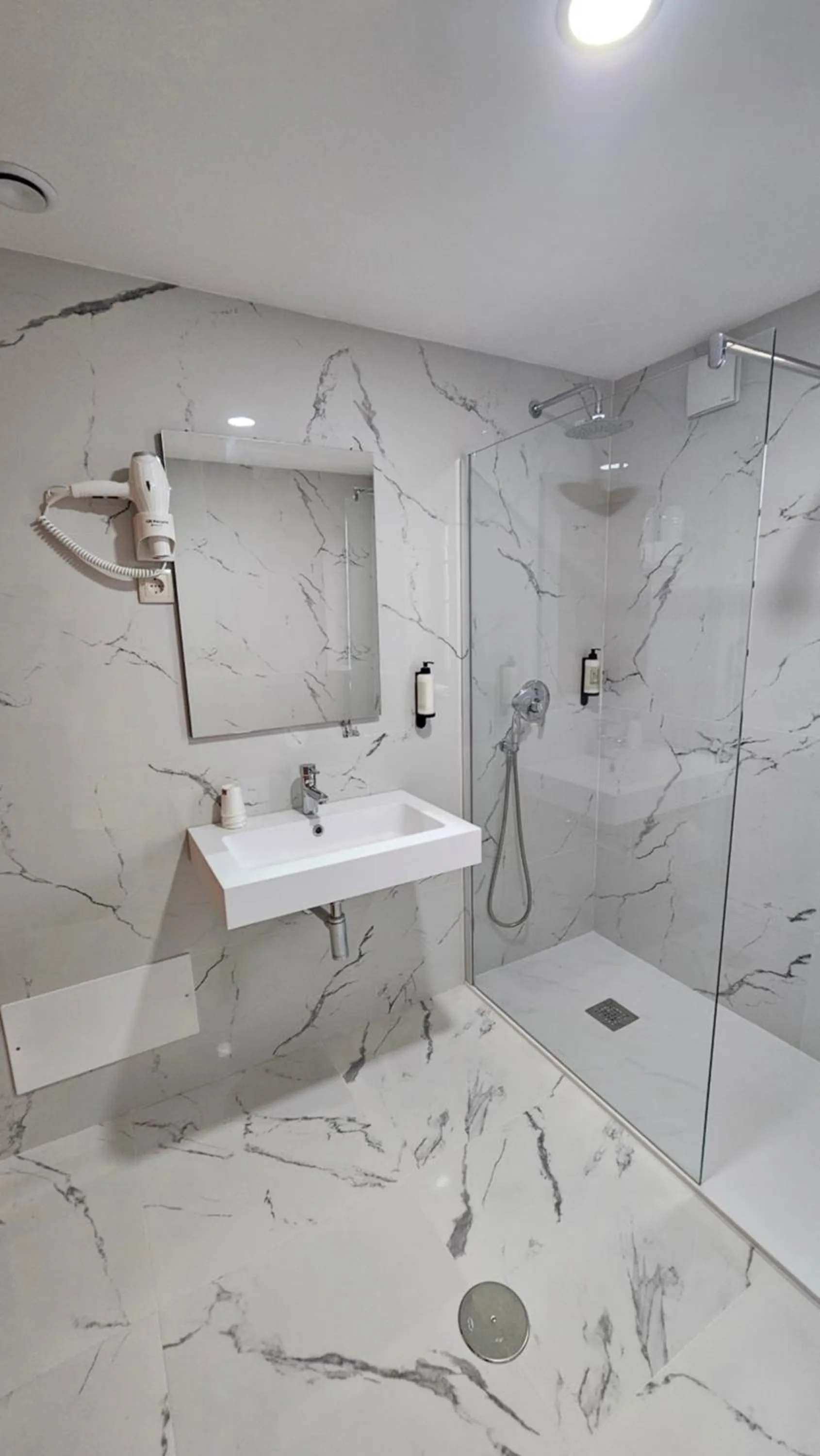 Shower in Hotel O Encontro