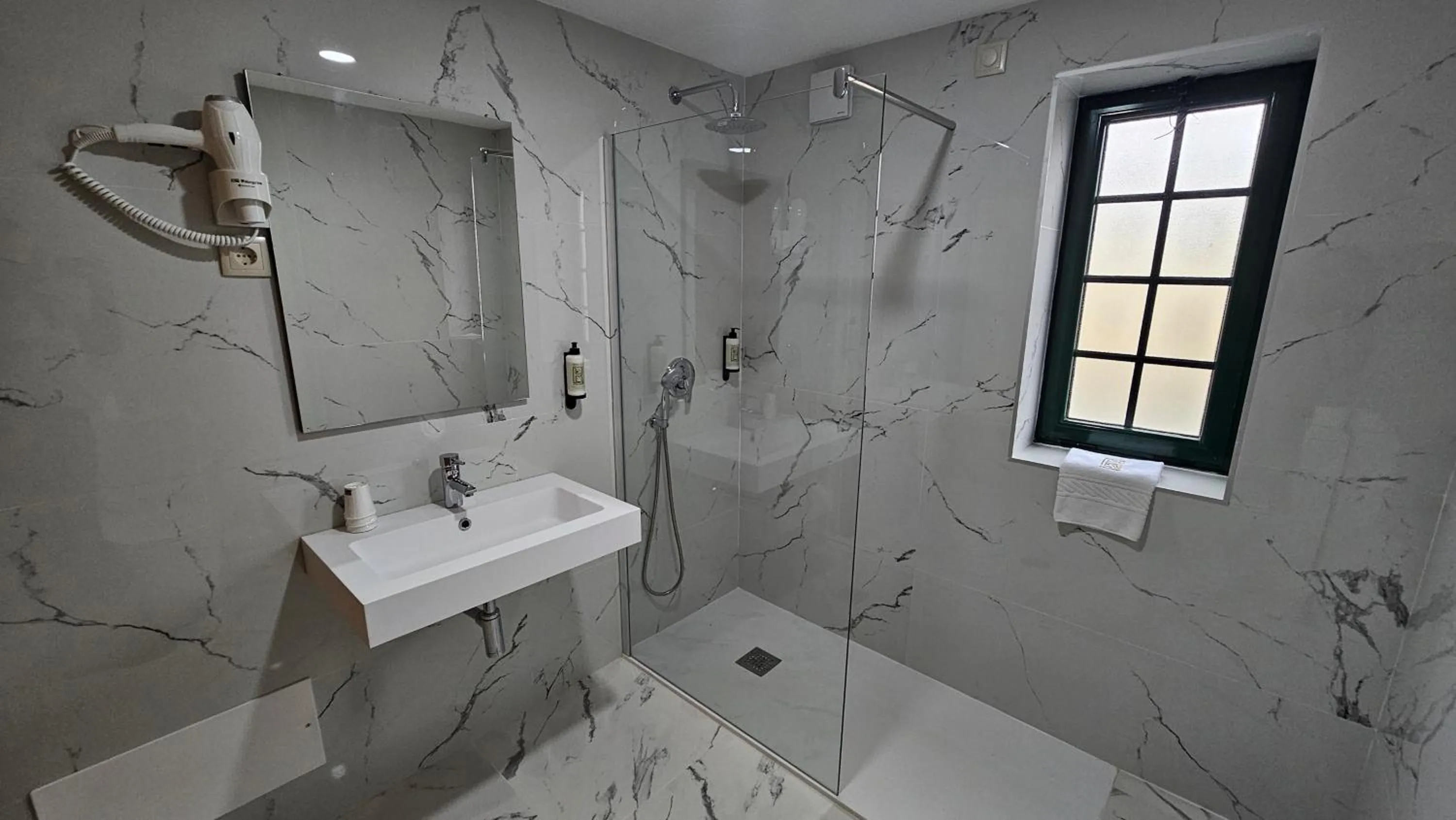 Shower in Hotel O Encontro