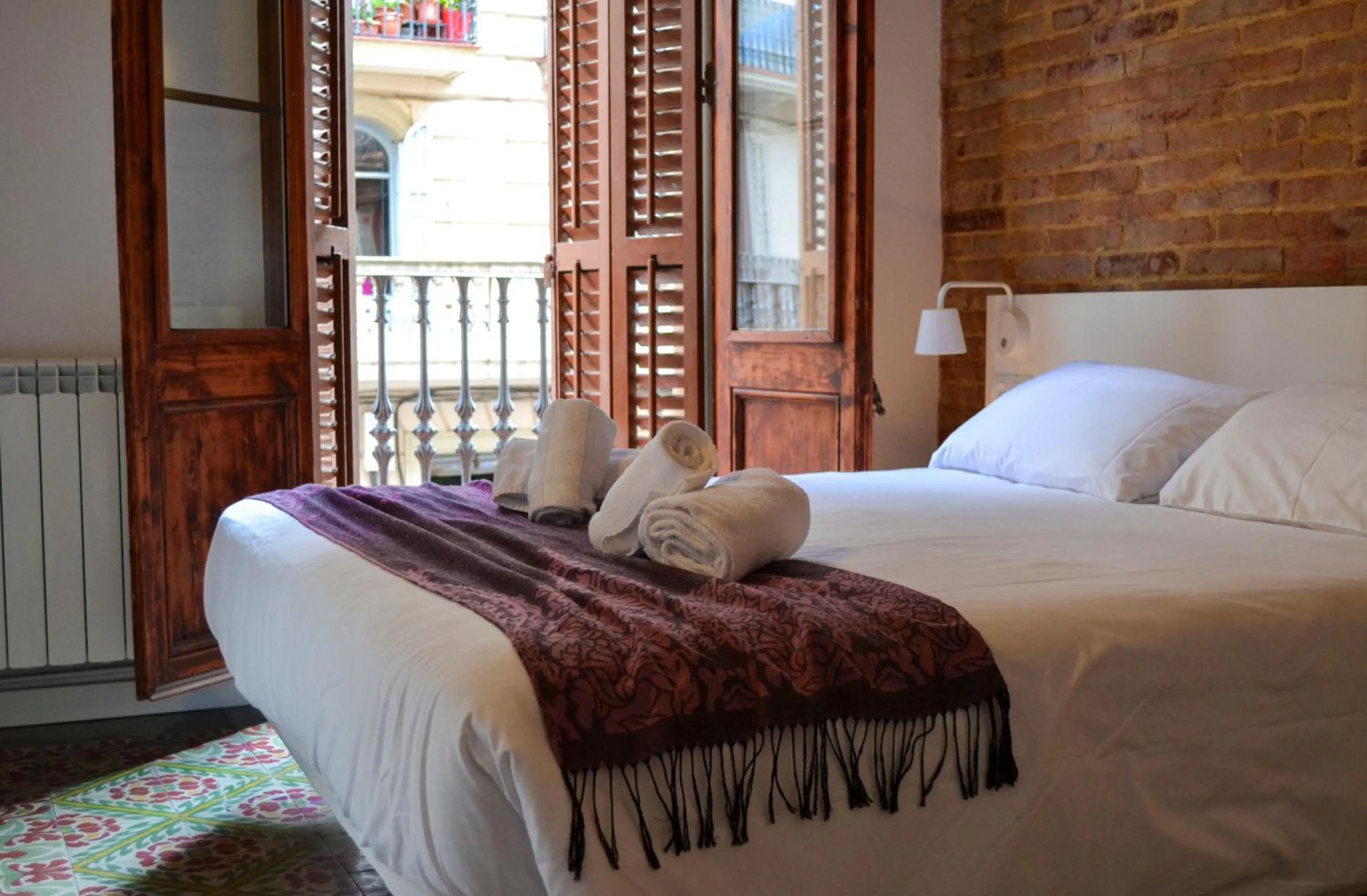 Bed in Happy People Plaza España Apartments