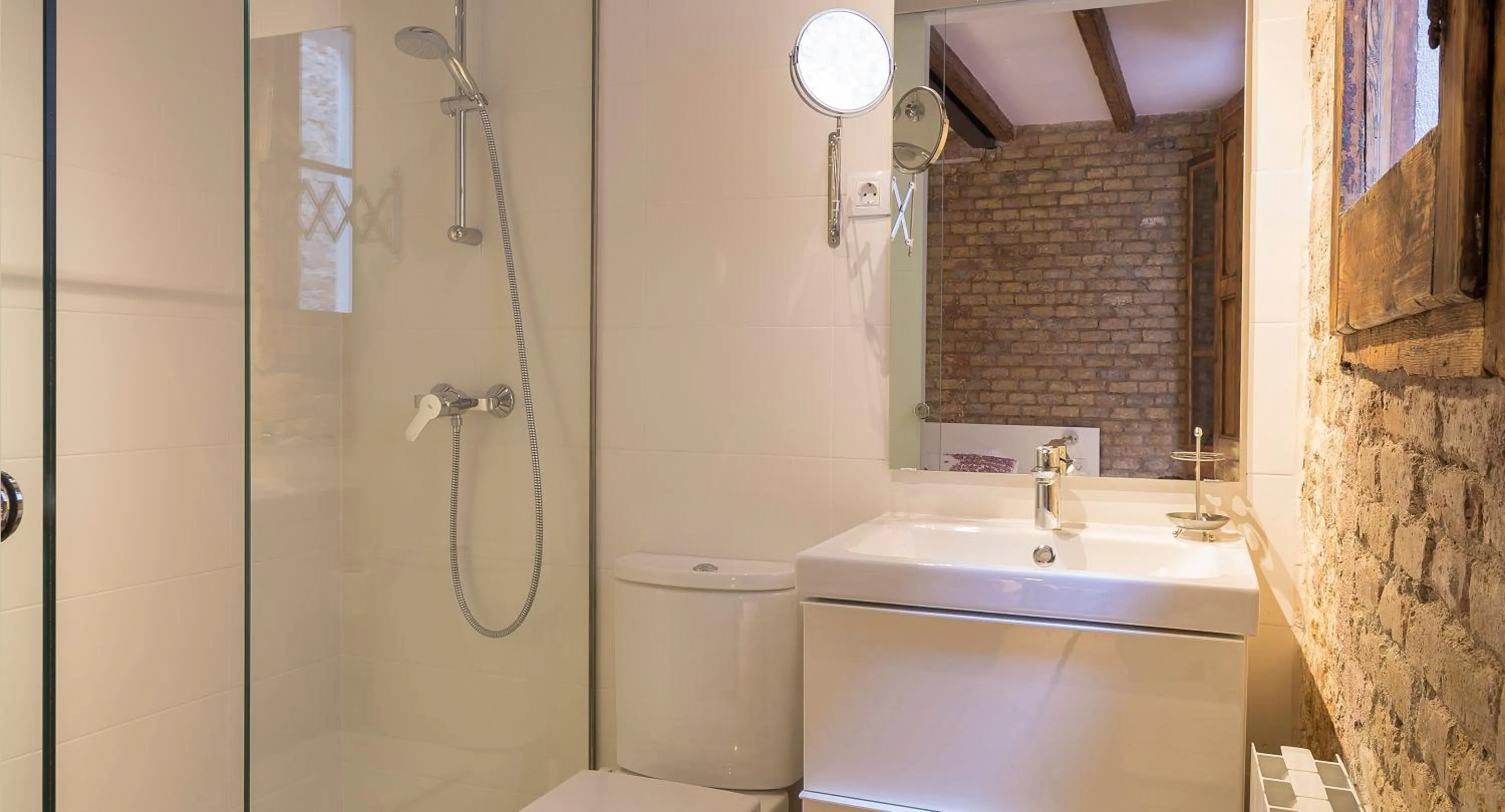Bathroom in Happy People Plaza España Apartments