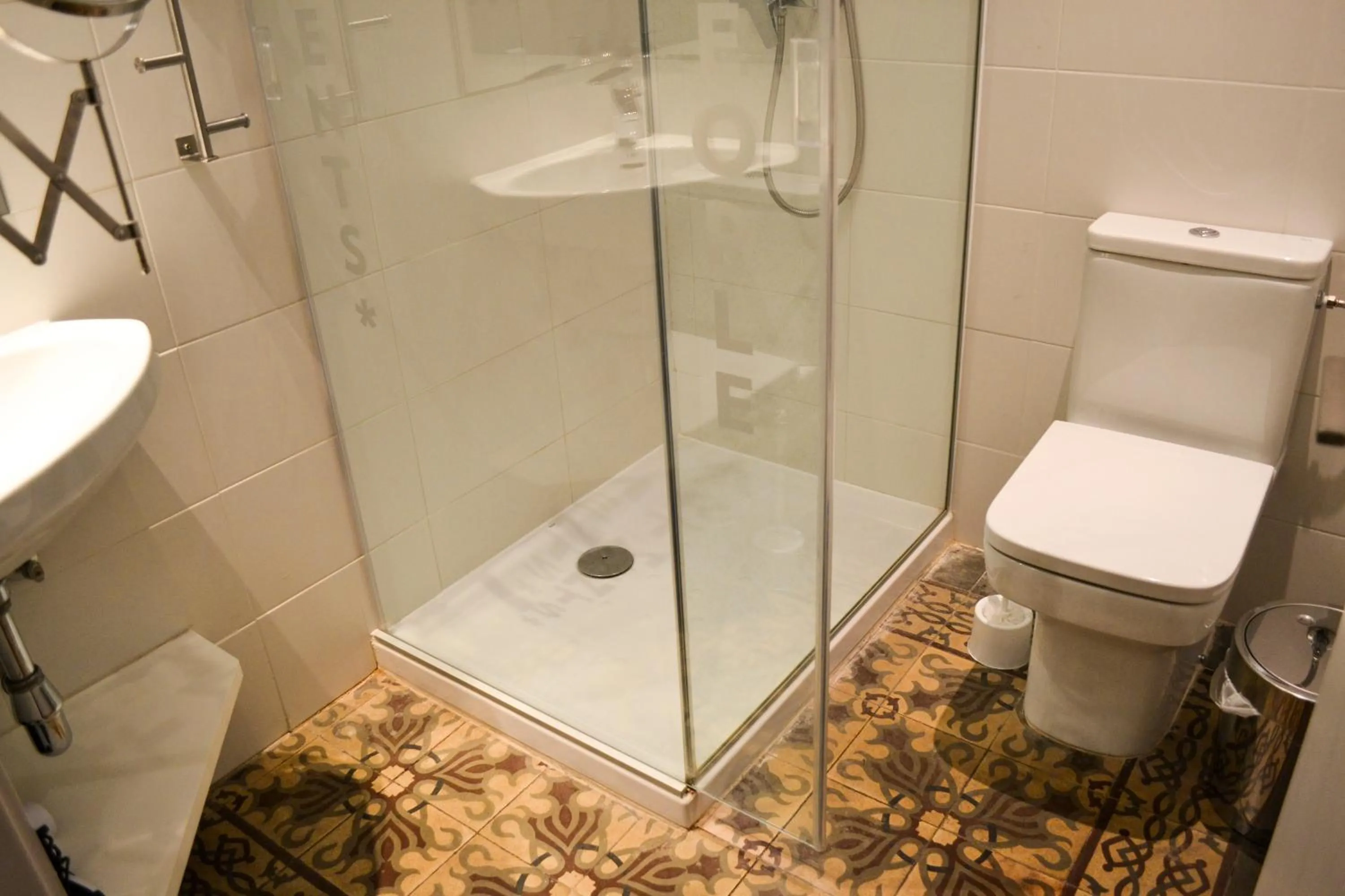 Shower in Happy People Plaza España Apartments