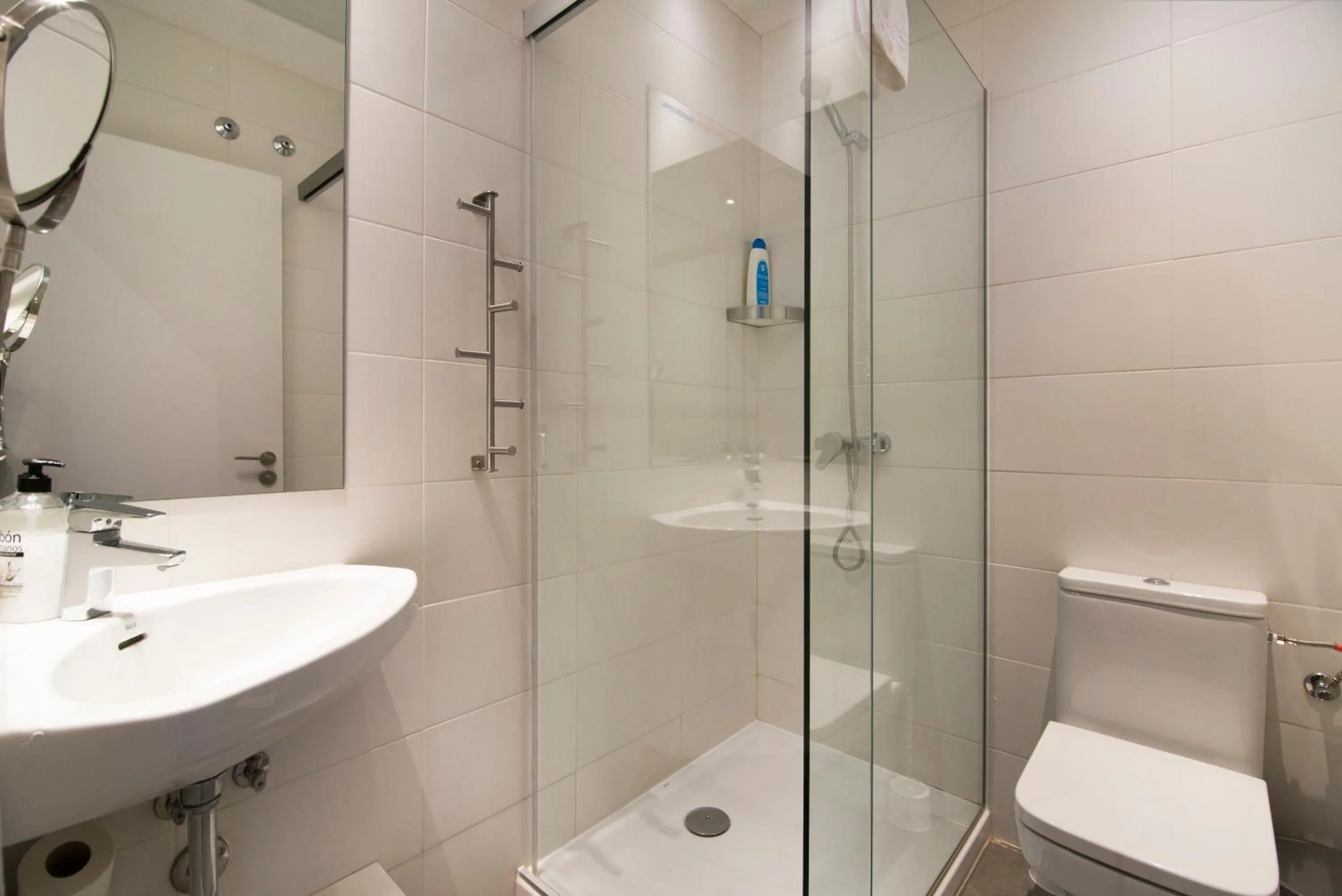 Shower in Happy People Plaza España Apartments