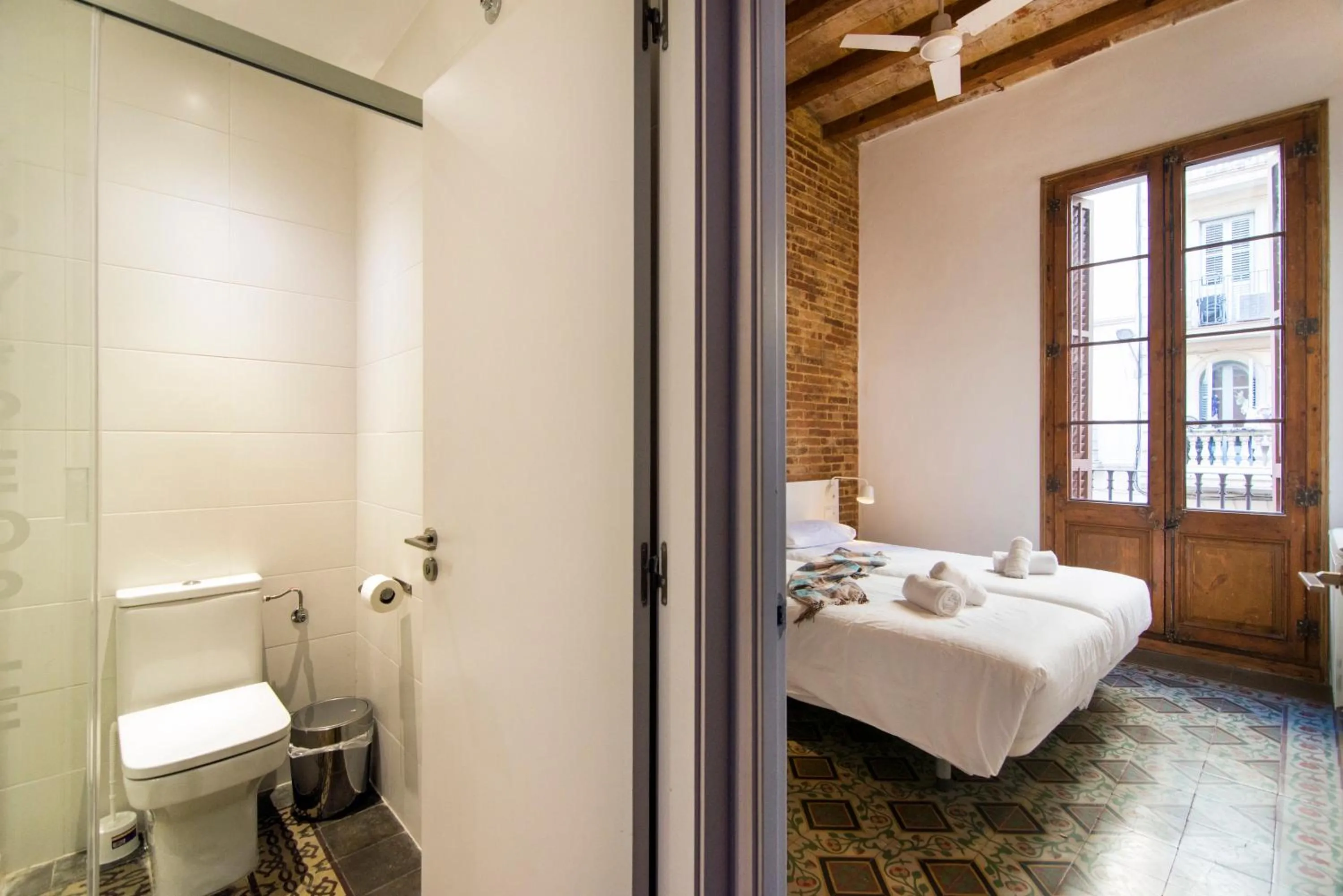 Toilet, Bed in Happy People Plaza España Apartments