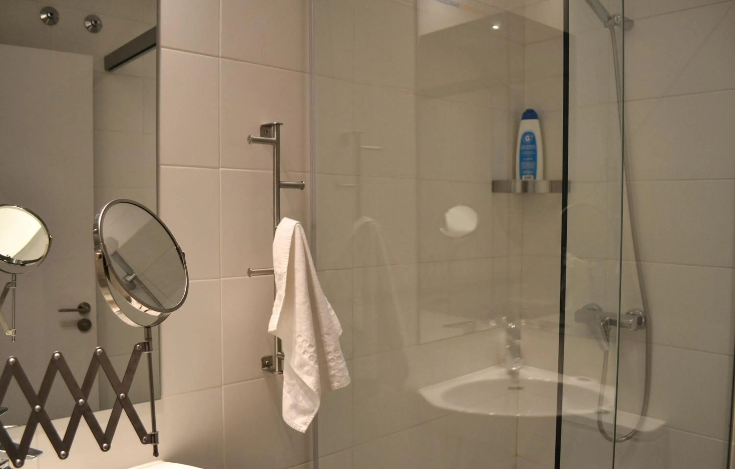 Shower in Happy People Plaza España Apartments
