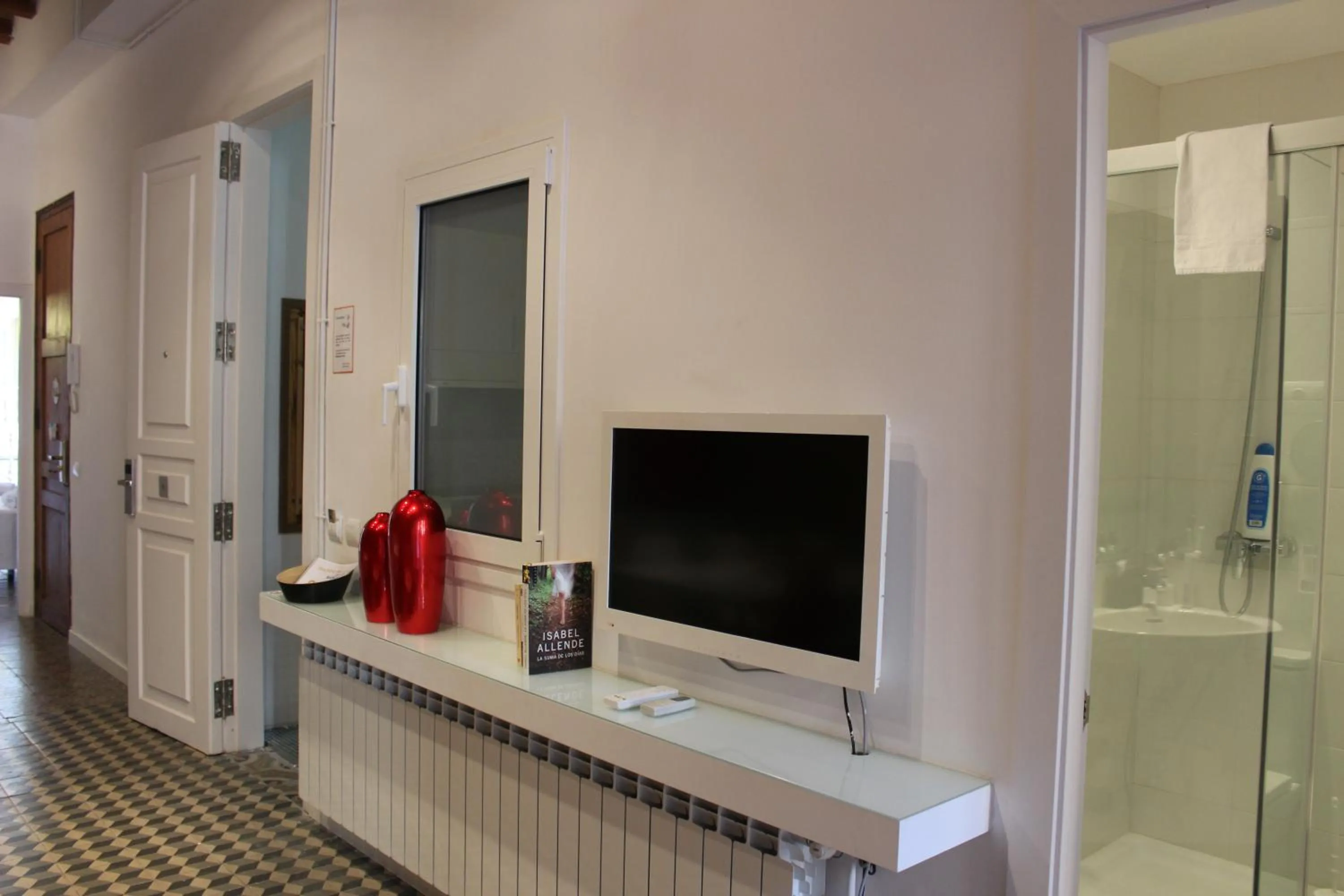 TV and multimedia in Happy People Plaza España Apartments