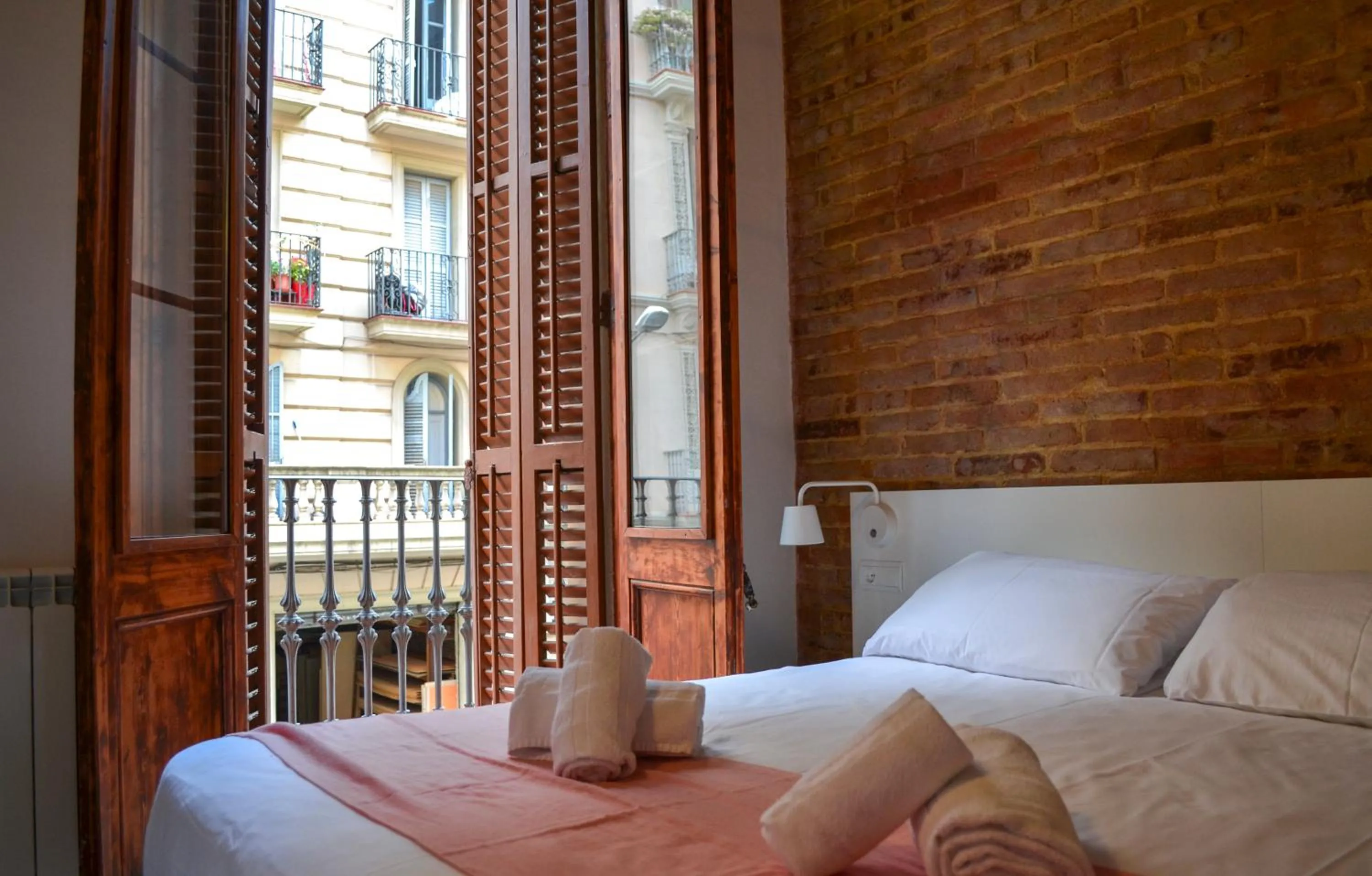 Bed in Happy People Plaza España Apartments