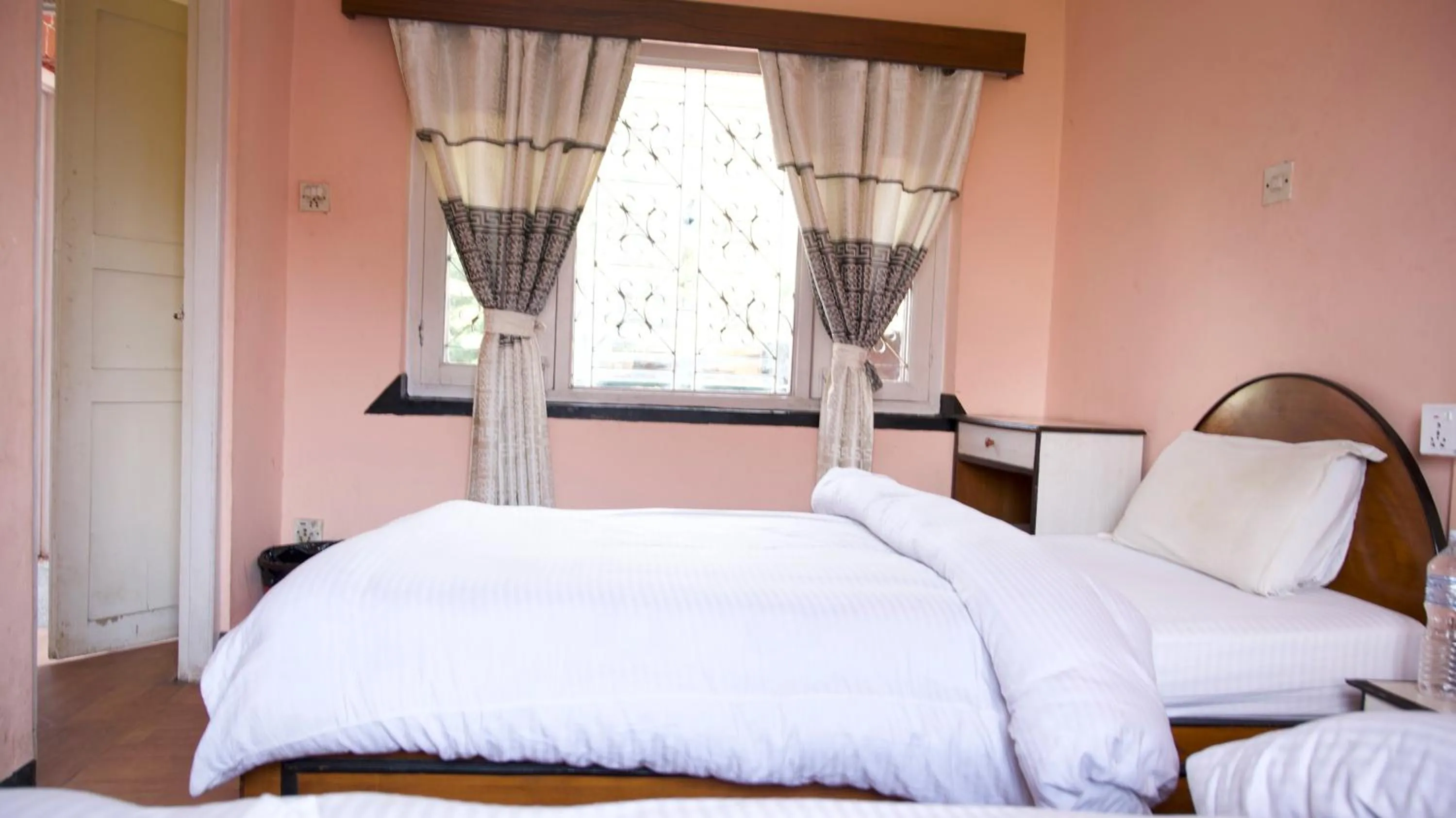 Single Room with Bathroom in Nirvana Green Peace Home