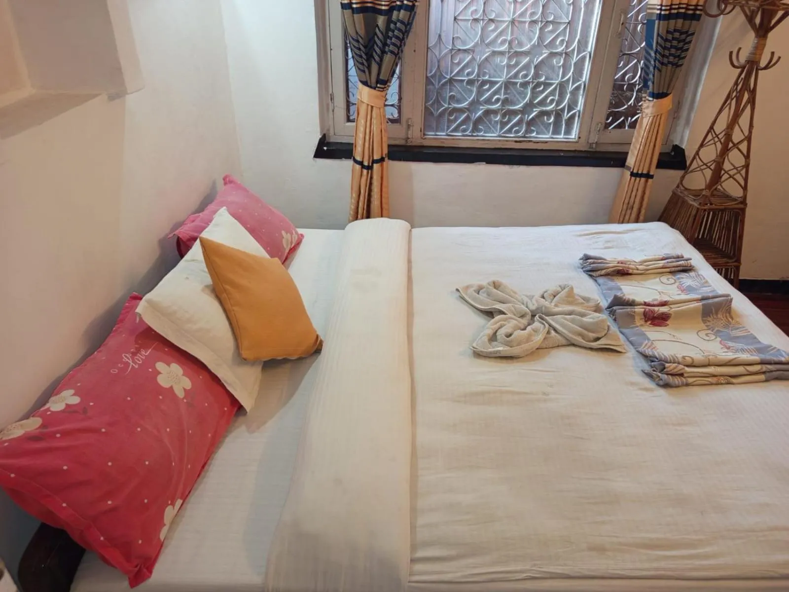 Twin Room with Private Bathroom in Nirvana Green Peace Home