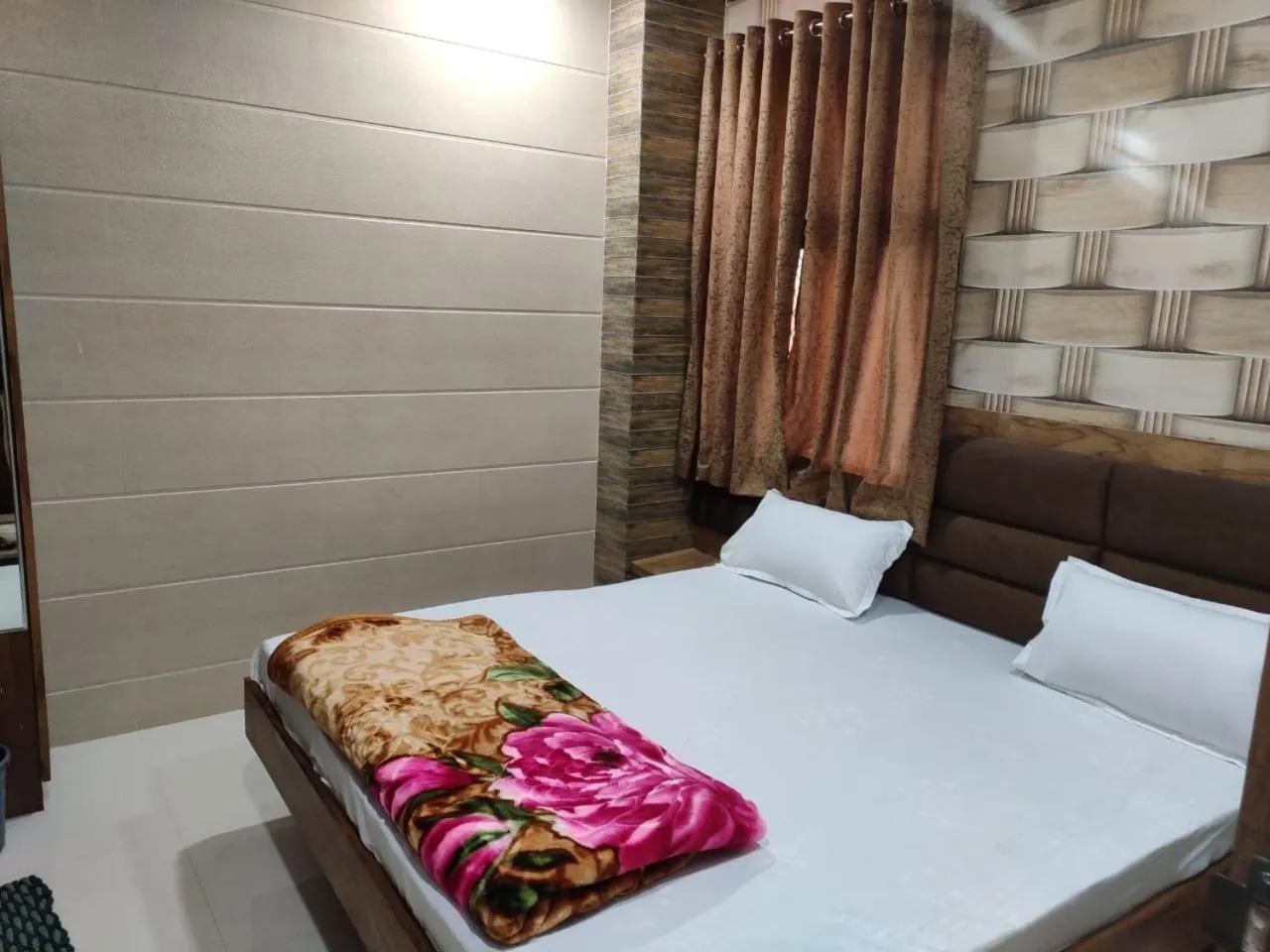 Bed in Hotel Al Sharif Manzil 90 Mtrs from Dargah