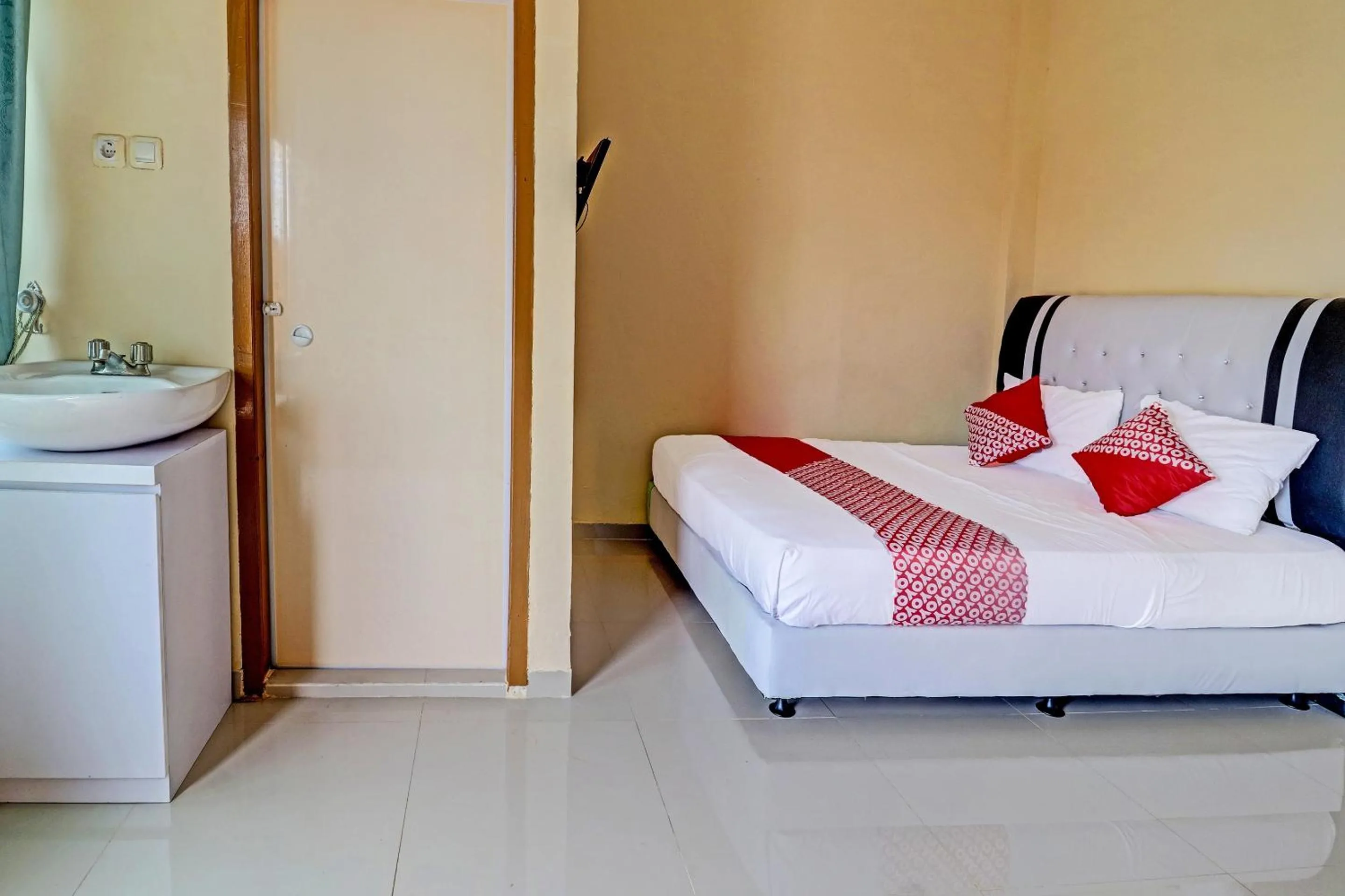 Bedroom in OYO 90945 Arizon Kost