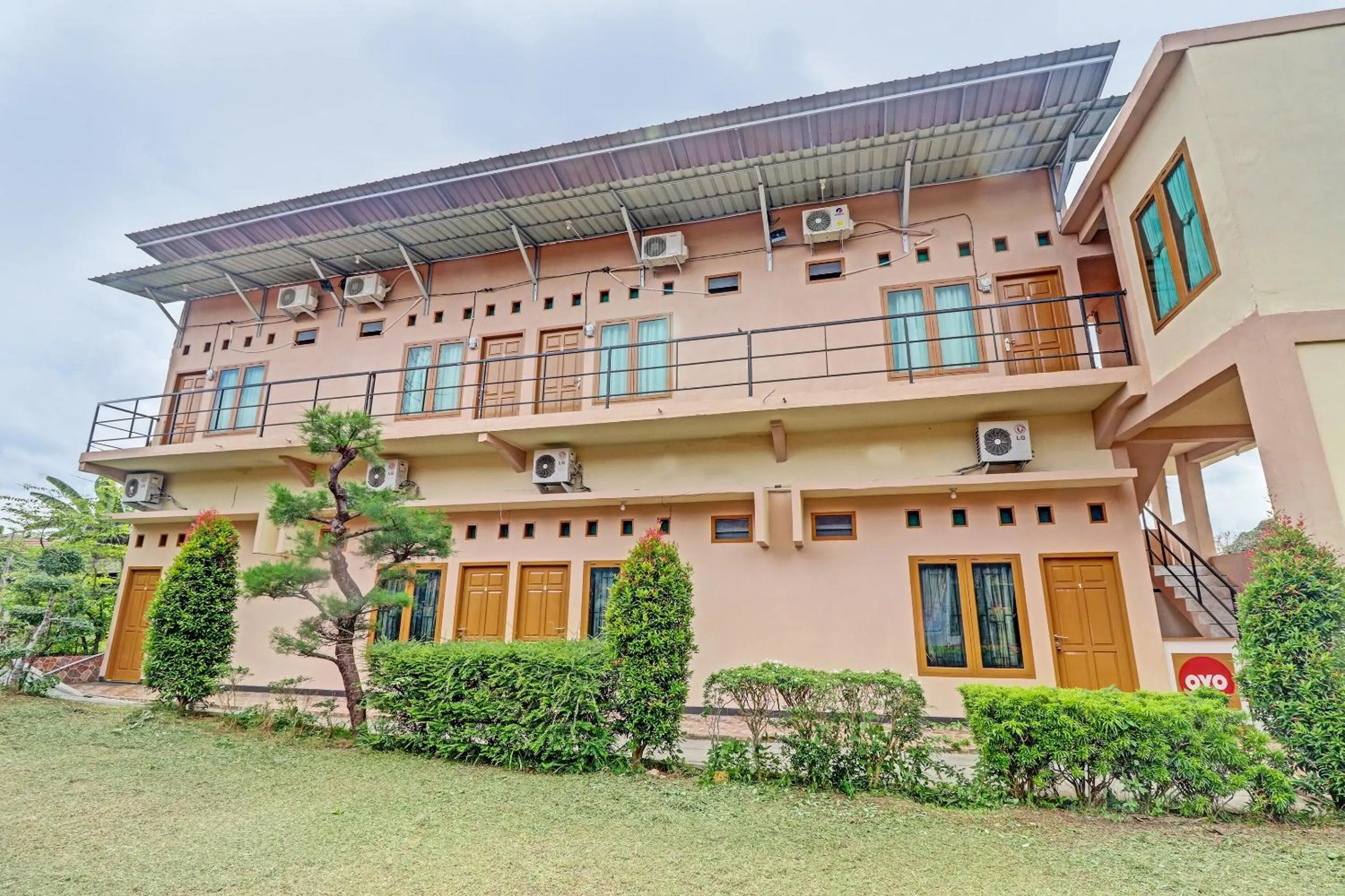 Facade/entrance in OYO 90945 Arizon Kost