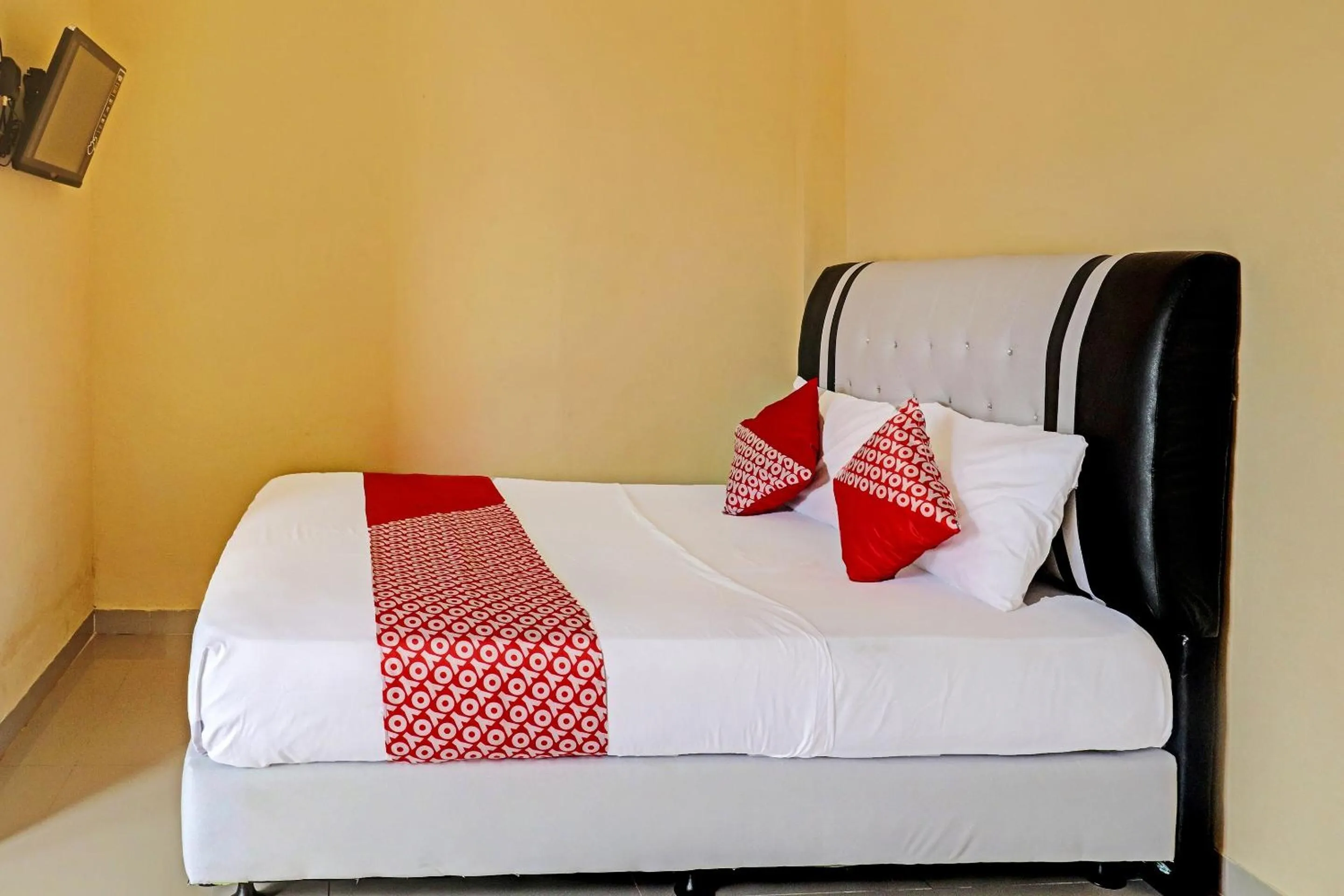 Bedroom in OYO 90945 Arizon Kost