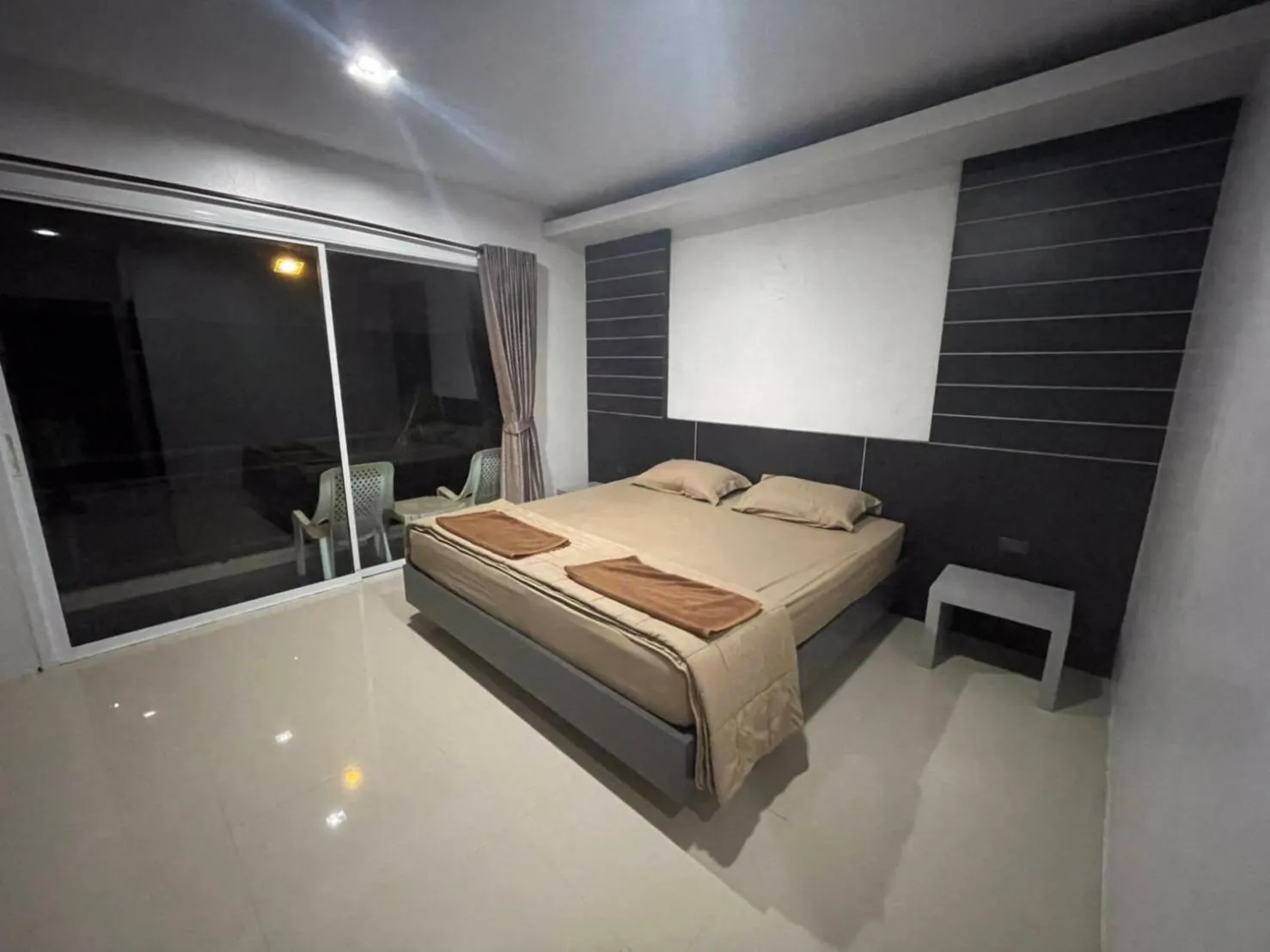 Bed in PP Midnight Hotel