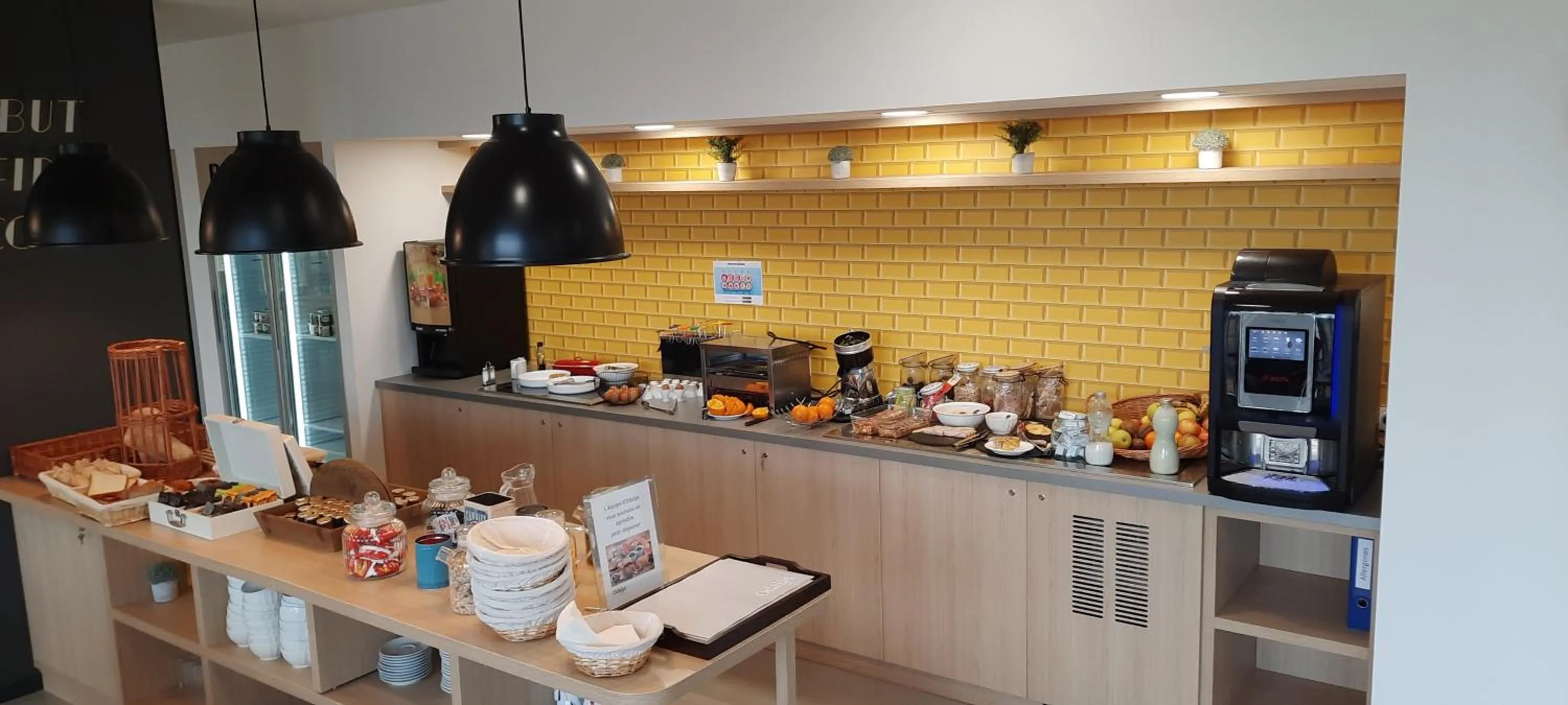 Buffet breakfast in Appart Hotel Odalys City Toulouse Blagnac Aéroport