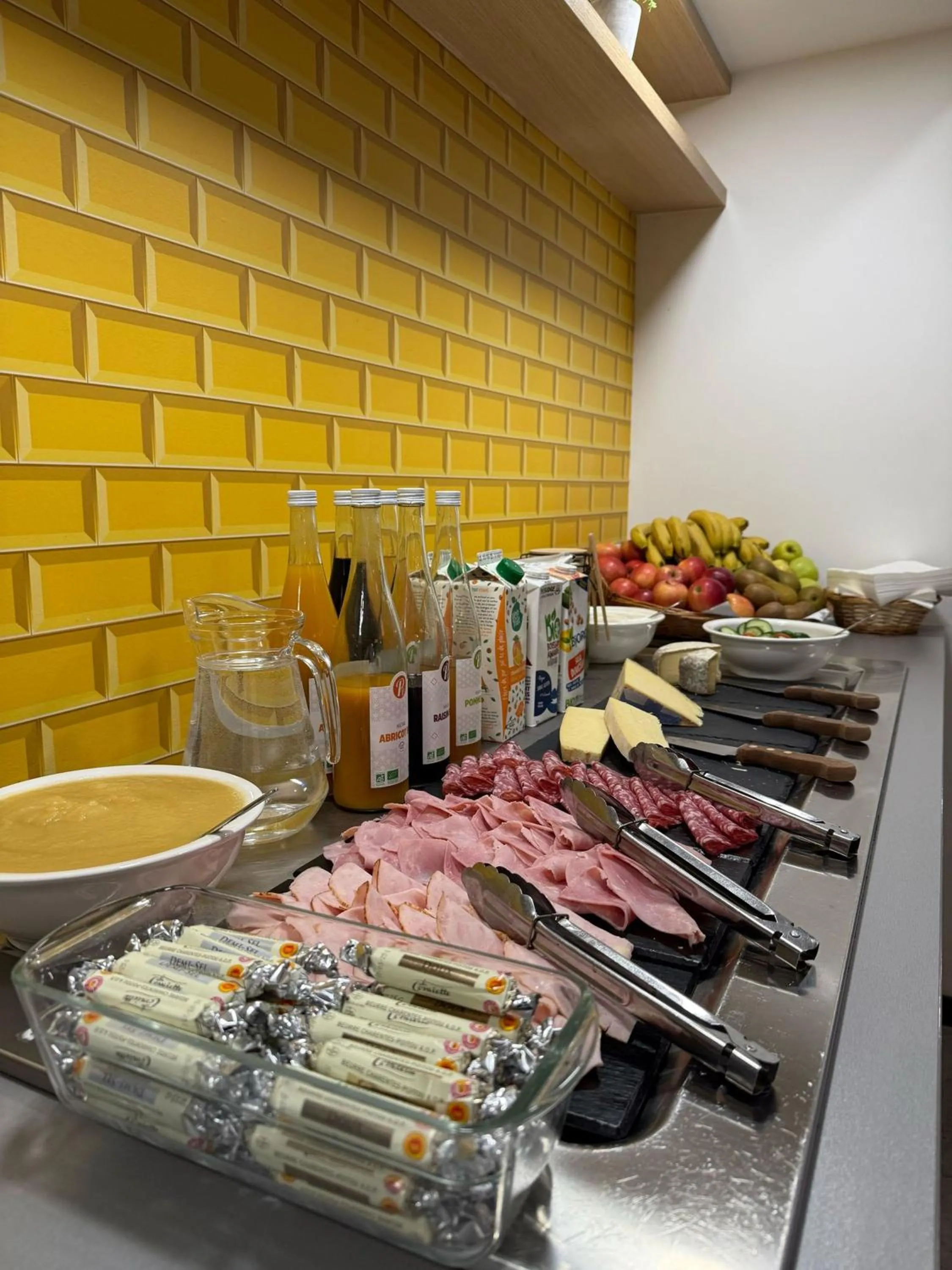 Buffet breakfast in Appart Hotel Odalys City Toulouse Blagnac Aéroport