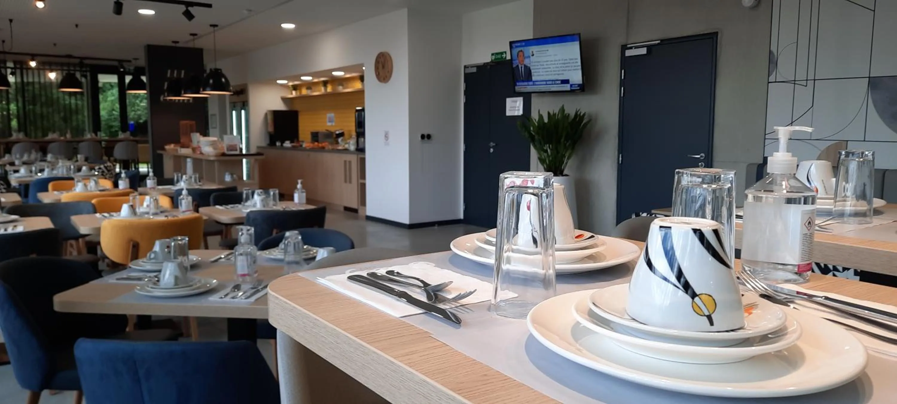 Buffet breakfast in Appart Hotel Odalys City Toulouse Blagnac Aéroport