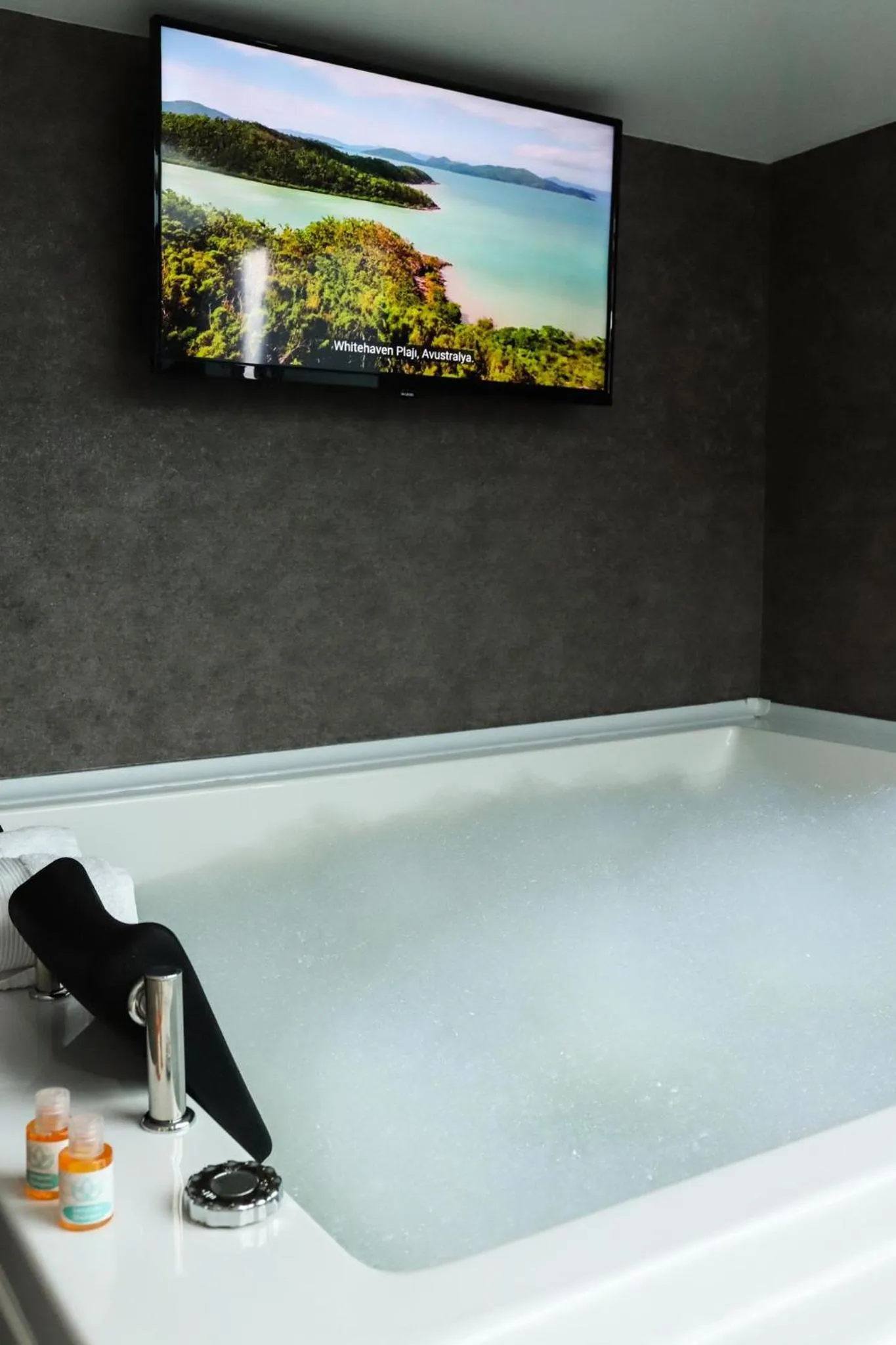 Hot Tub in Melissa Suite