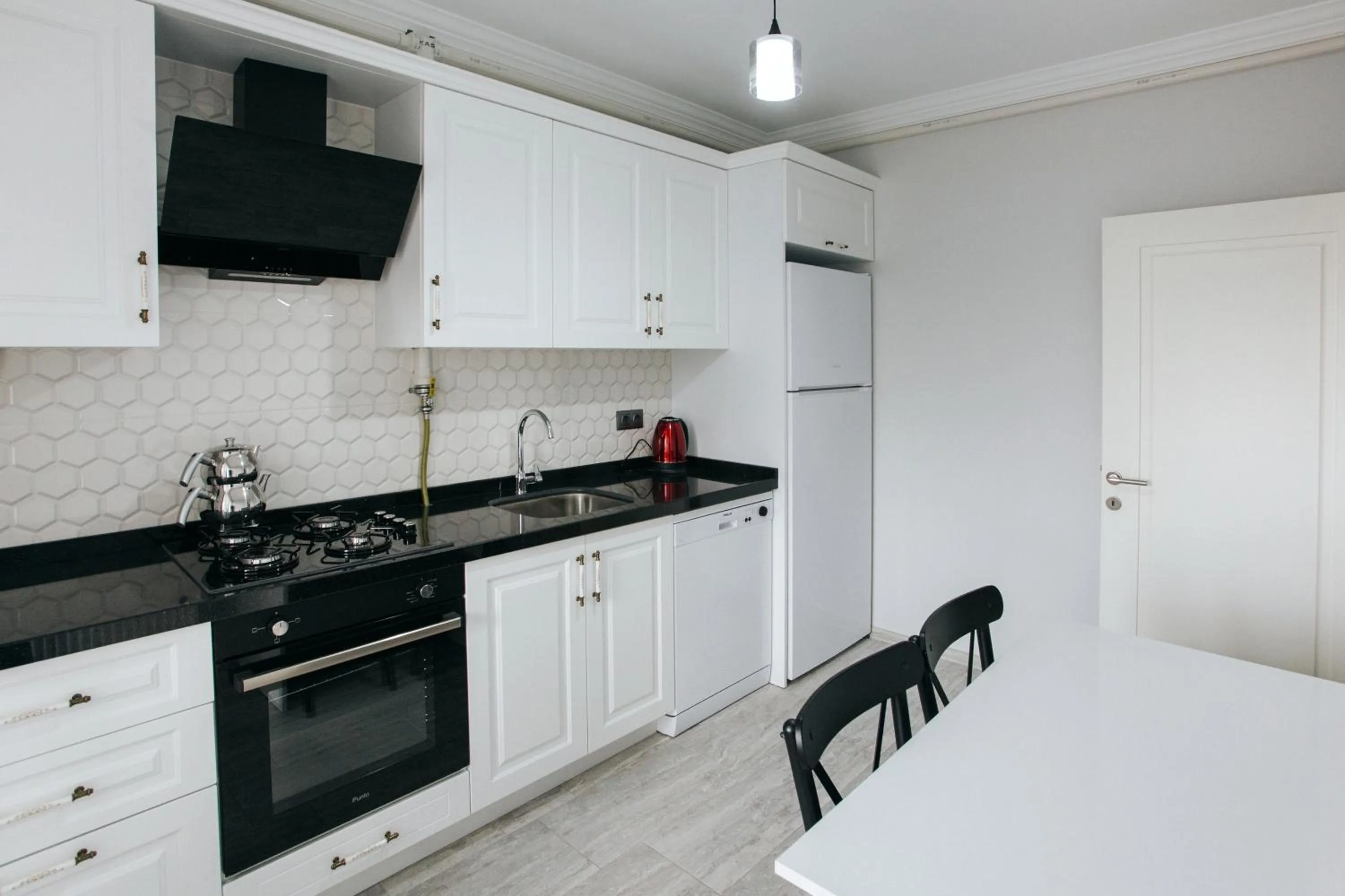Kitchen or kitchenette in Melissa Suite