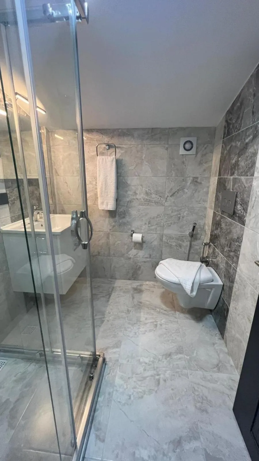 Toilet in Melissa Suite