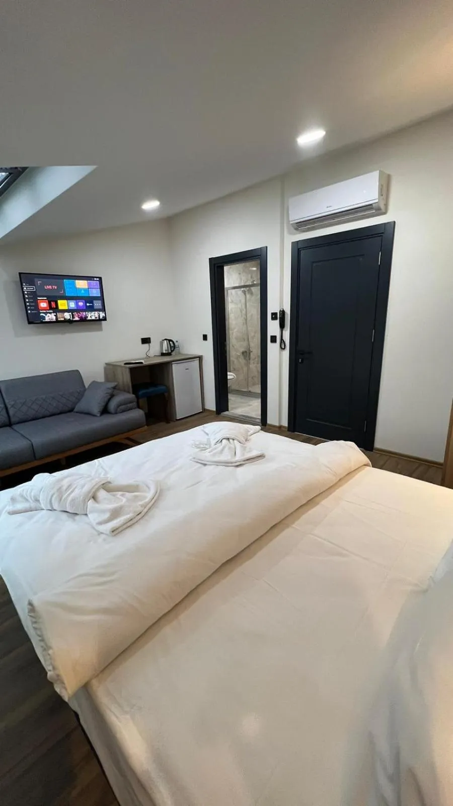 Bathroom, Bed in Melissa Suite