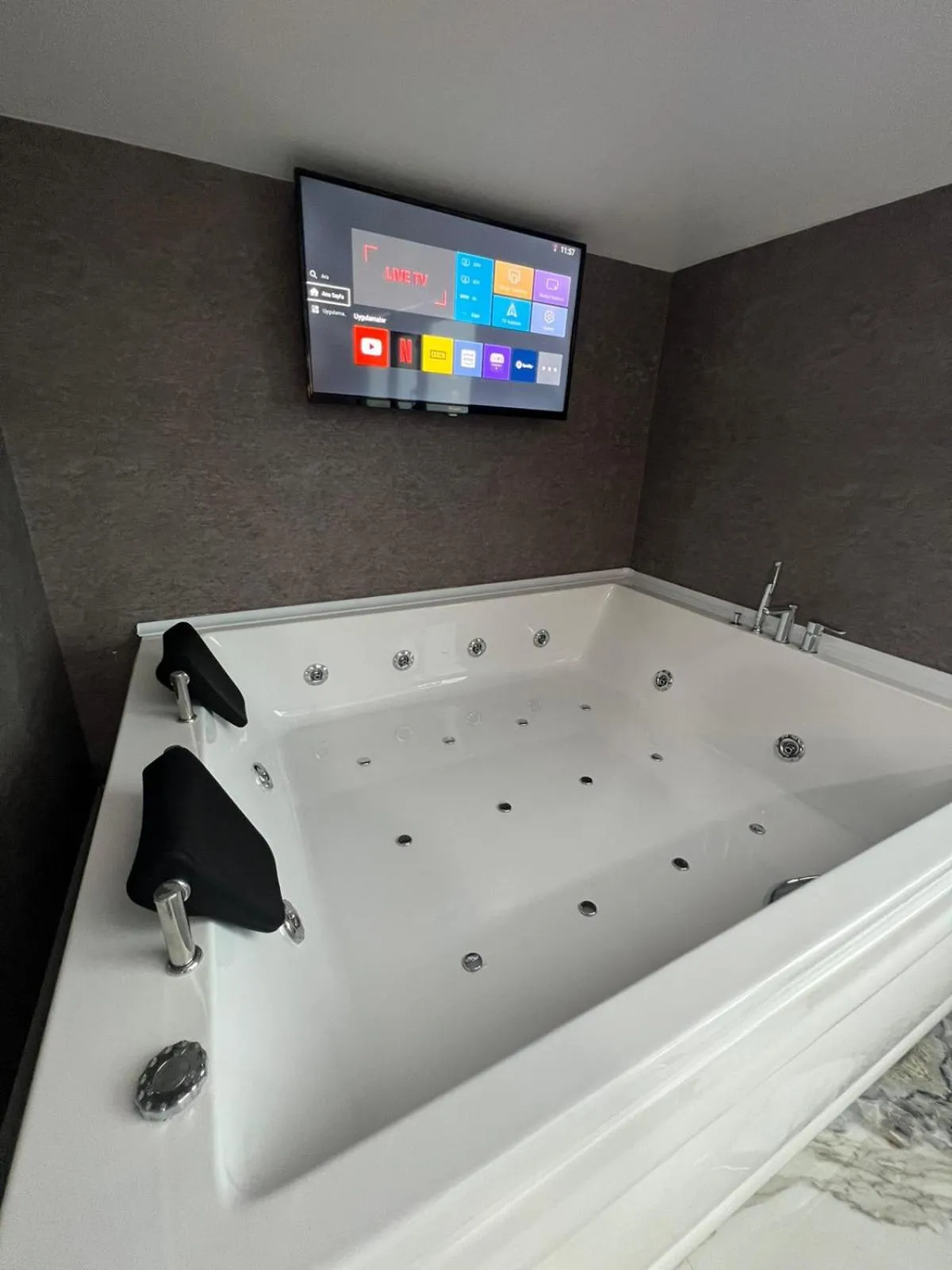 Hot Tub in Melissa Suite