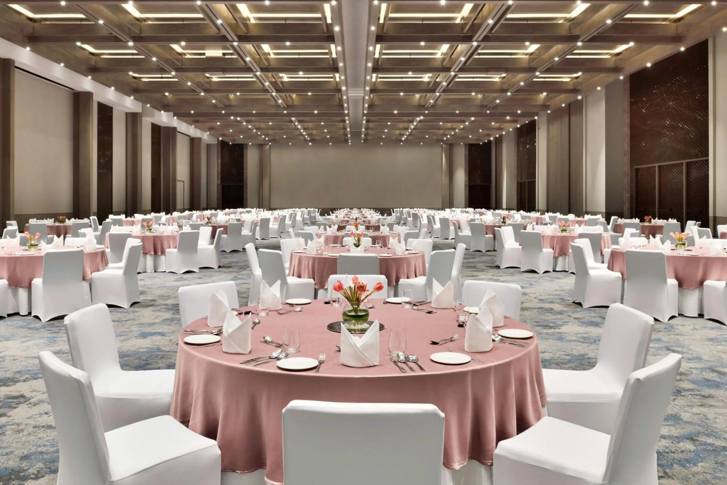 Lounge or bar in JW Marriott Hotel Bengaluru Prestige Golfshire Resort & Spa