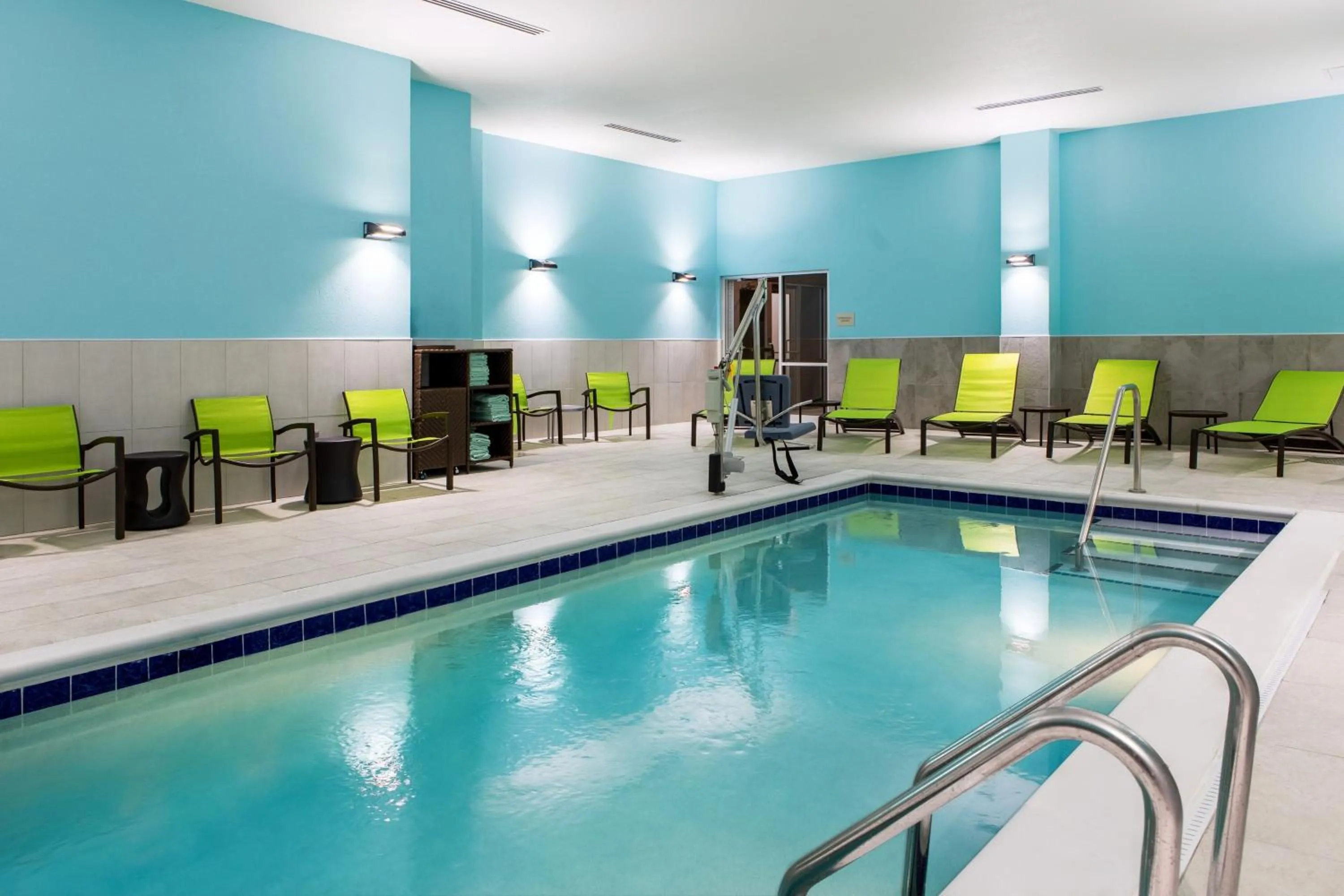 Swimming pool in SpringHill Suites by Marriott Chester