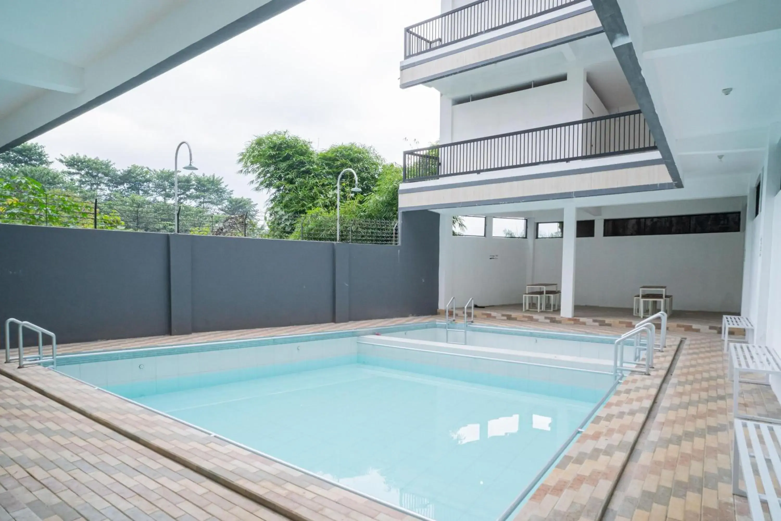 Swimming pool in Sans Hotel Queen Batu Swimming pool in Sans Hotel Queen Batu