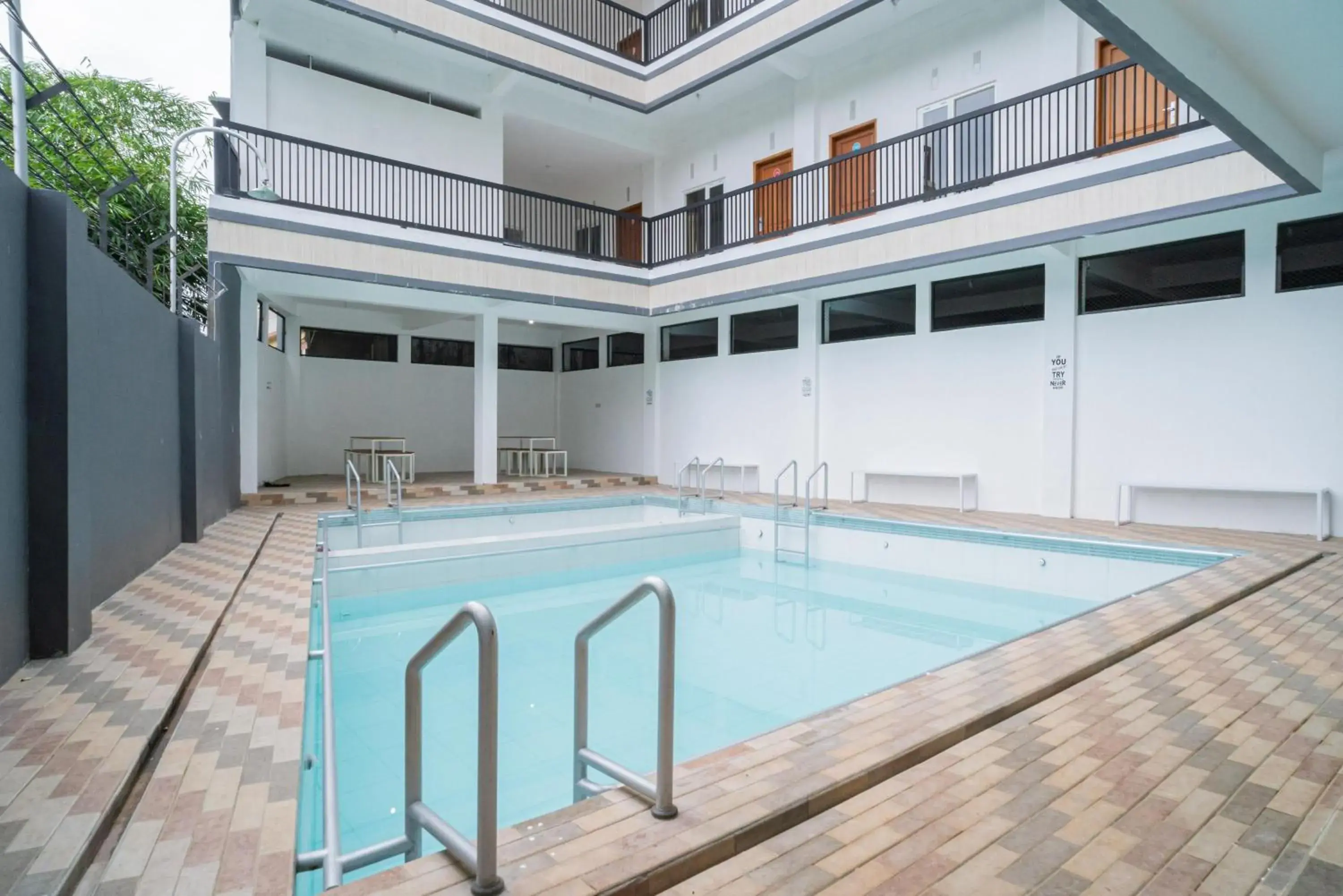 Swimming pool in Sans Hotel Queen Batu Swimming pool in Sans Hotel Queen Batu