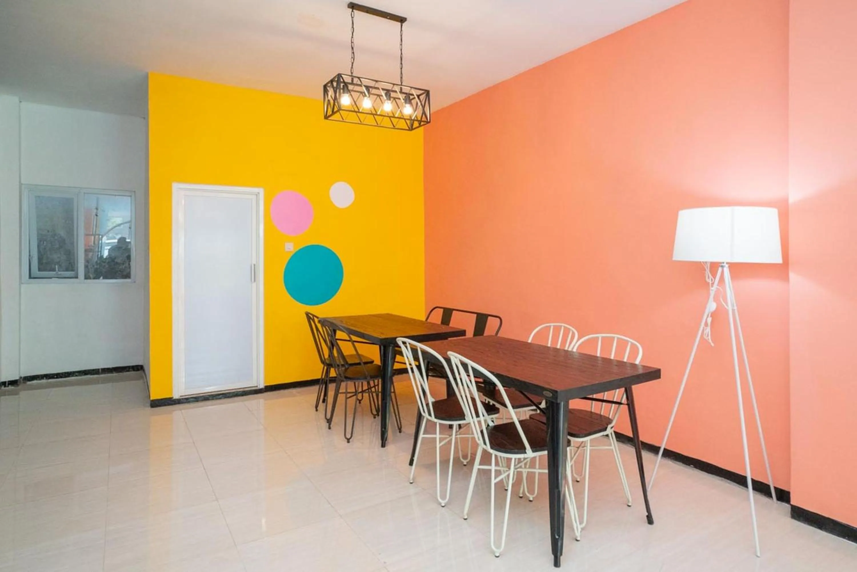 Dining area in Sans Hotel Queen Batu