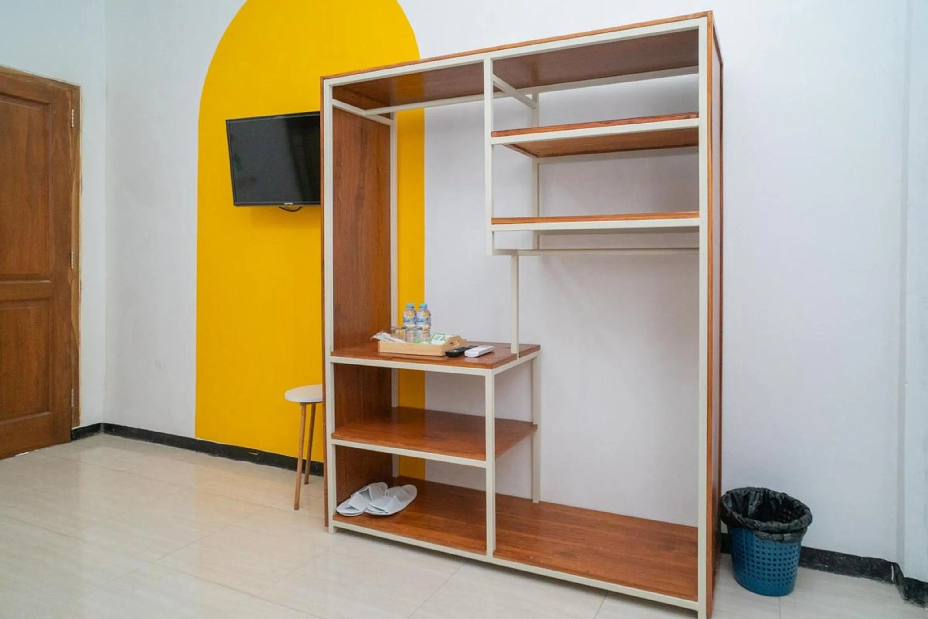 Bedroom in Sans Hotel Queen Batu