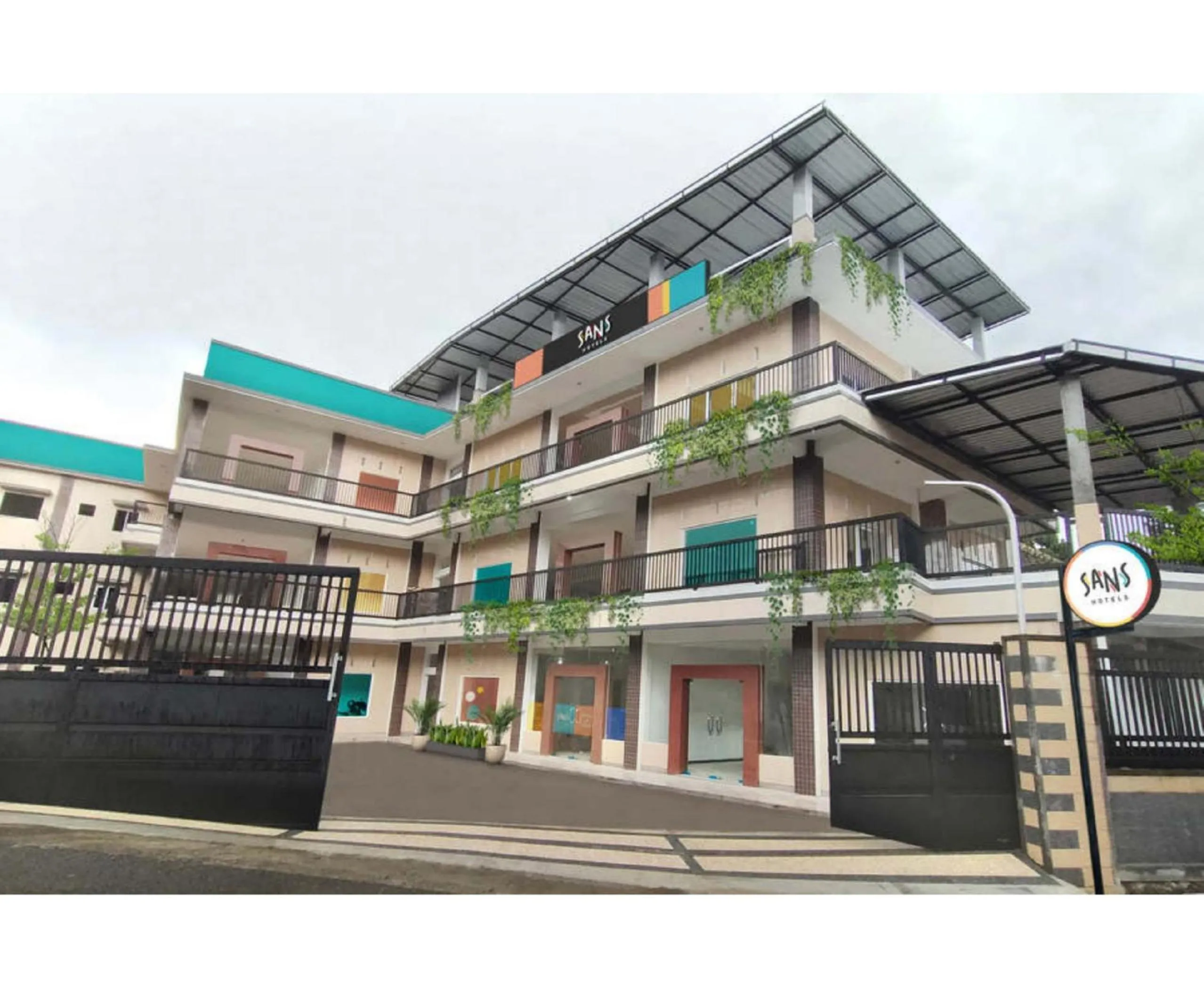 Facade/entrance in Sans Hotel Queen Batu