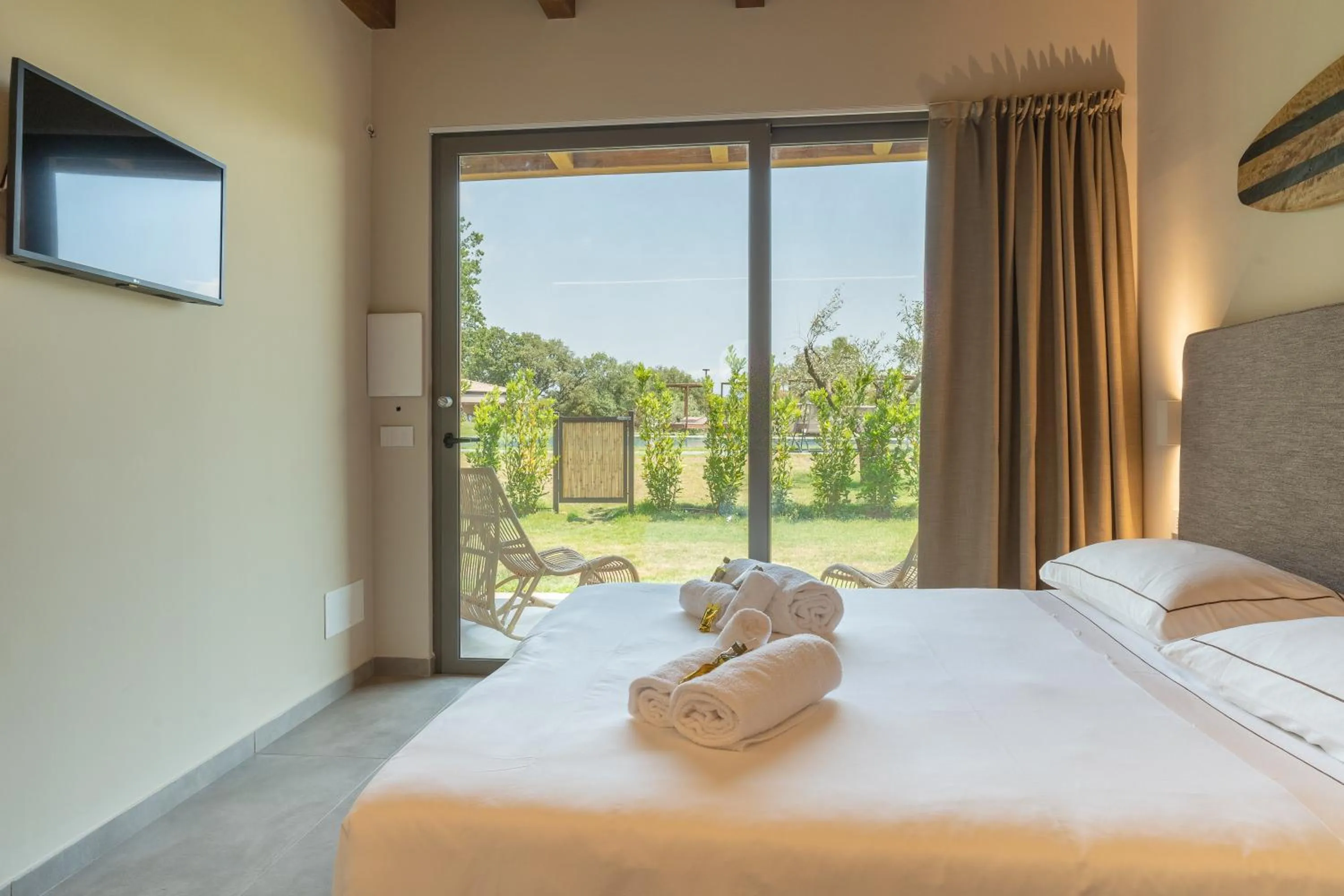 TV and multimedia, Bed in Hang Loose Cottage Hotel & Resort 4 stelle Gizzeria Calabria