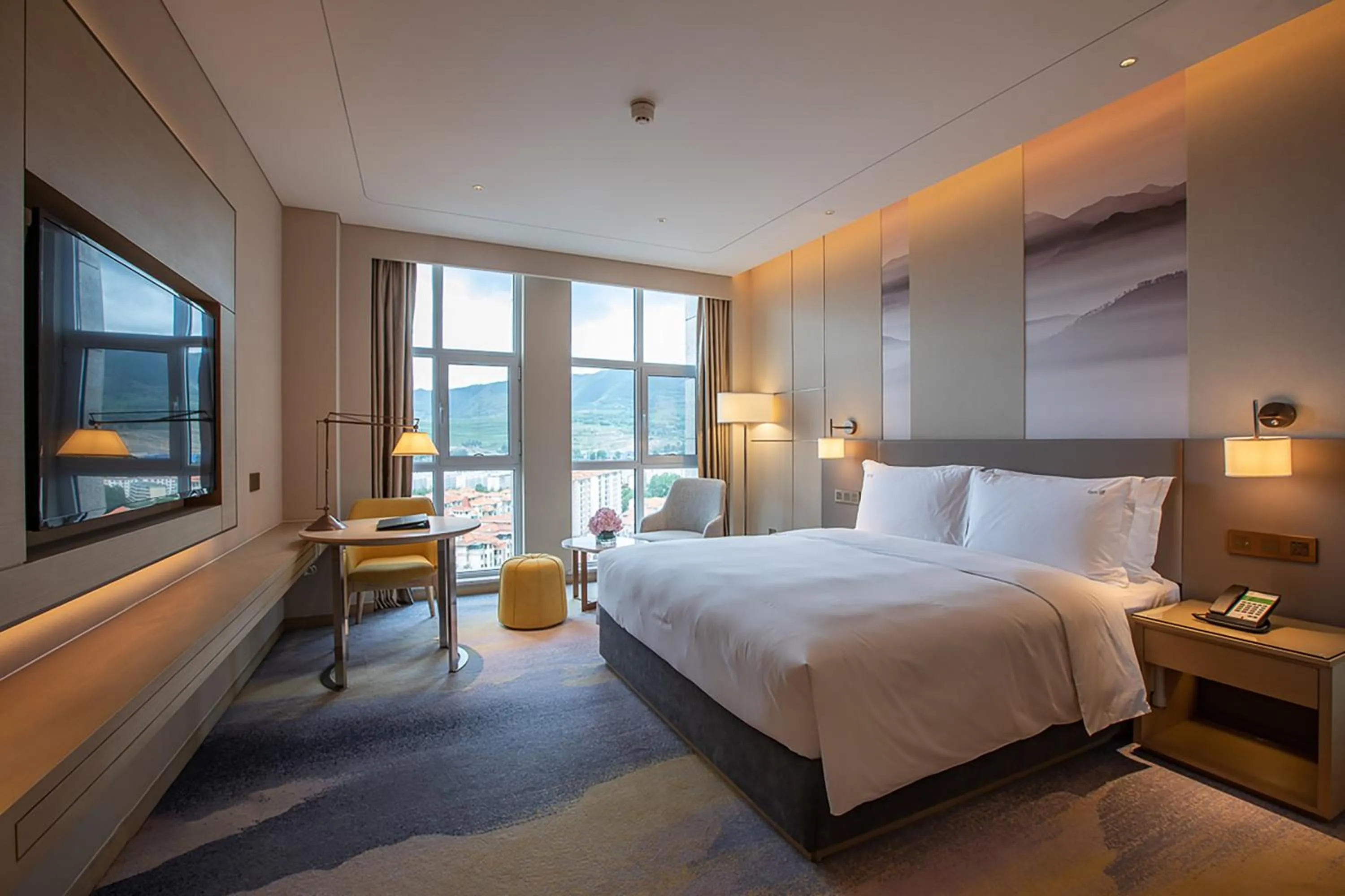 Photo of the whole room, Bed in Holiday Inn Xining Datong by IHG