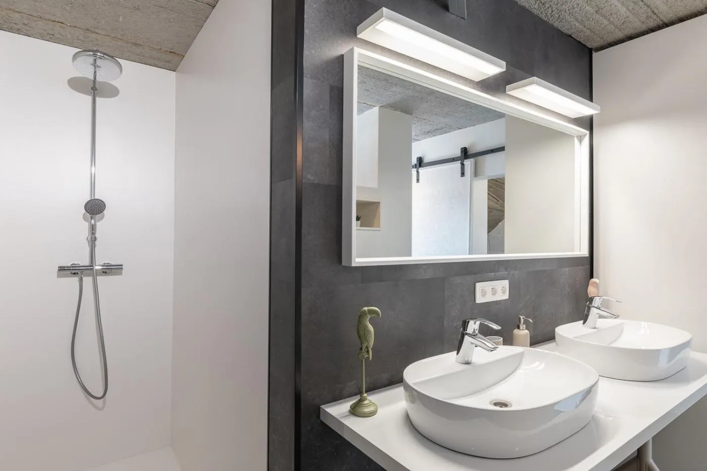 Shower in Le Garage