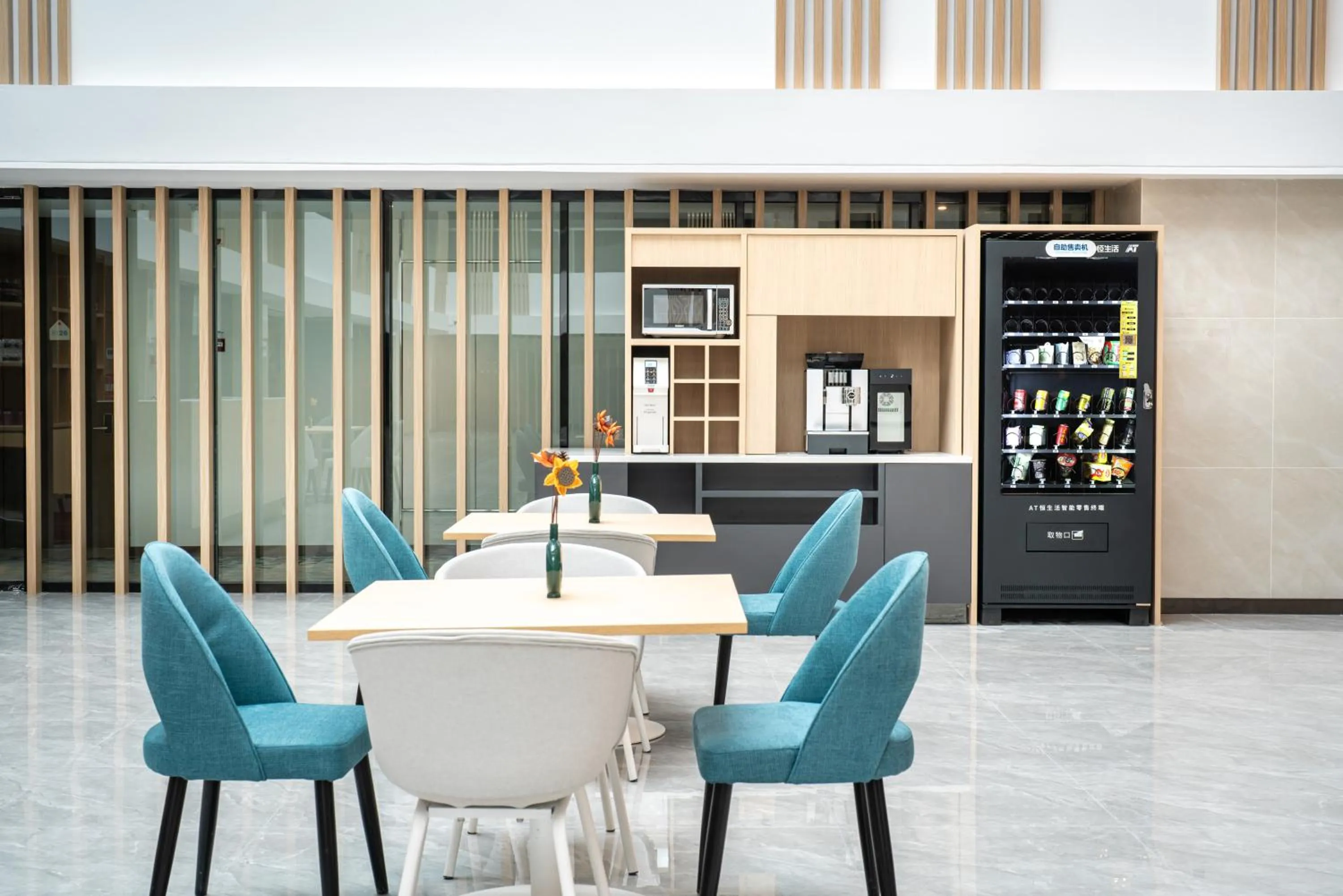 Lounge or bar in Holiday Inn Express Linzhi Airport by IHG