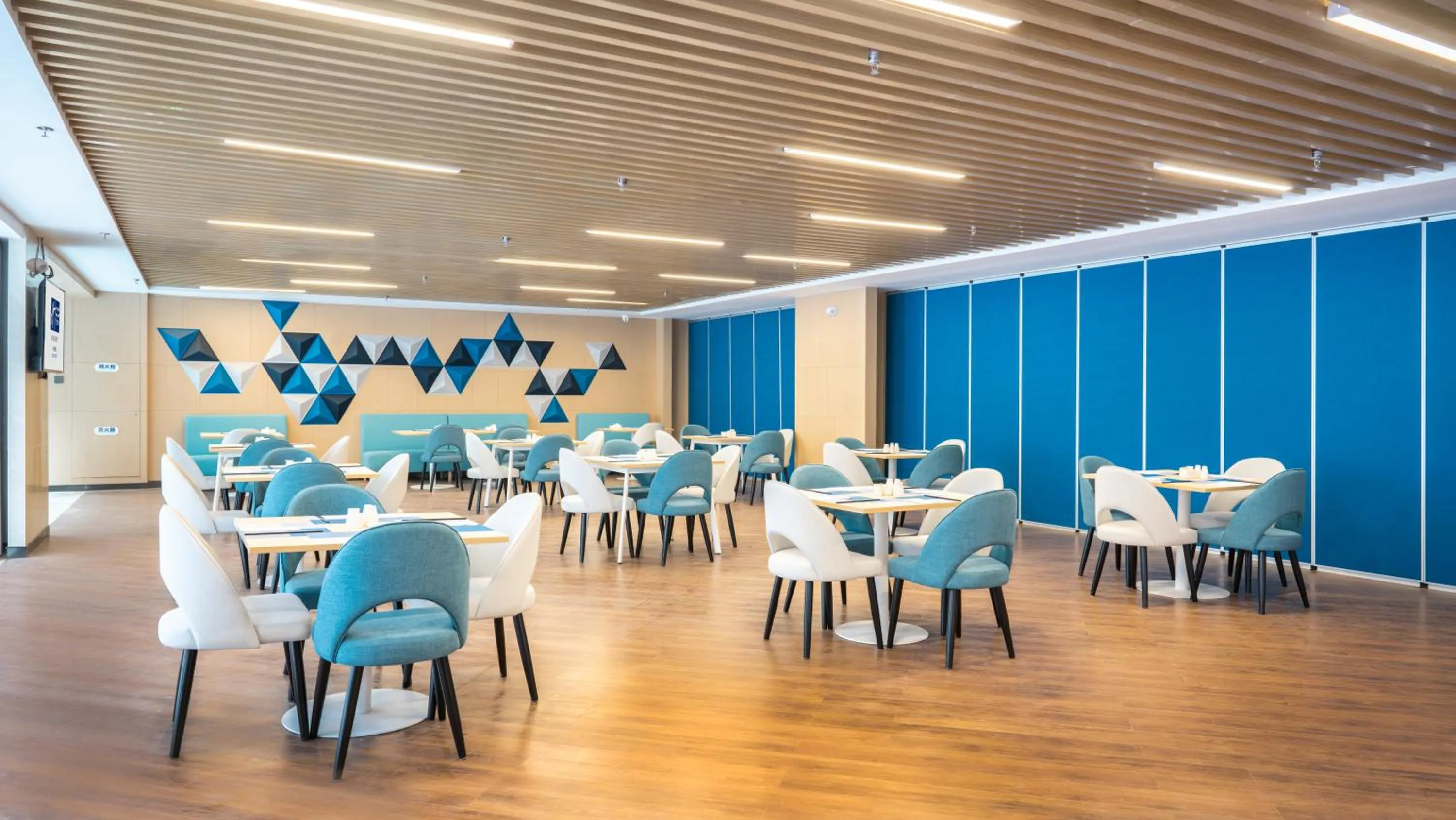 Restaurant/places to eat in Holiday Inn Express Linzhi Airport by IHG