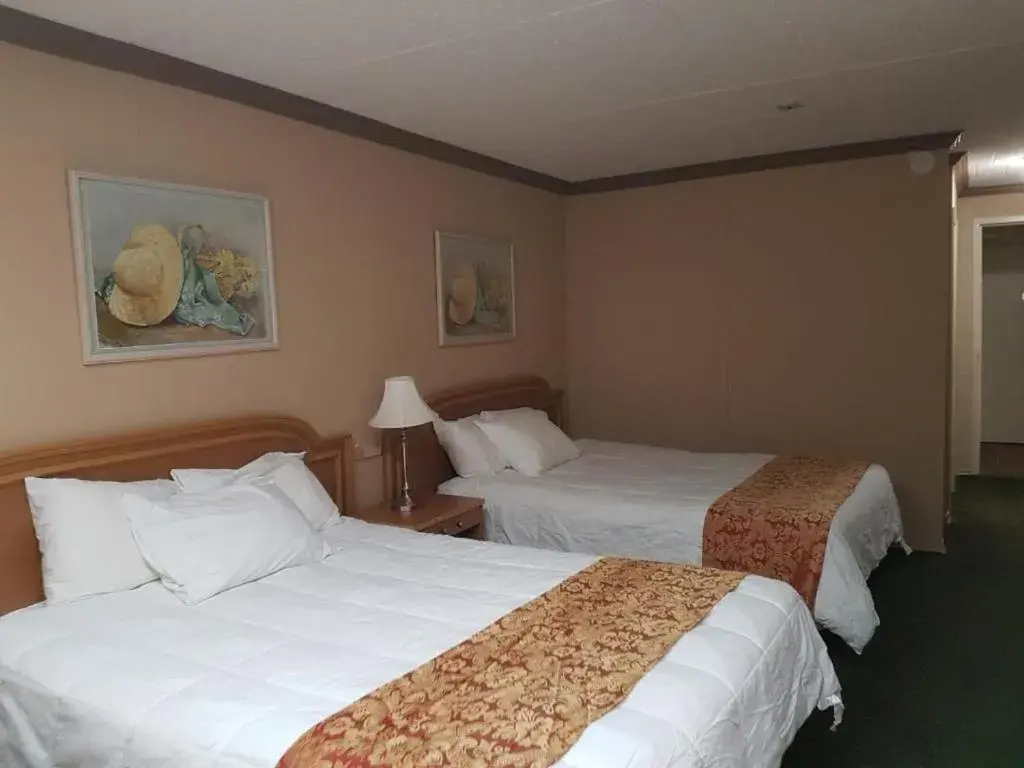 Queen Room in Owen Sound Inn Queen Room in Owen Sound Inn